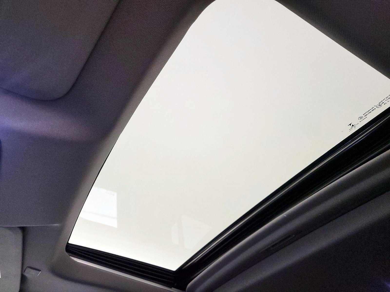 Sunroof(s) & Overhead Airbags