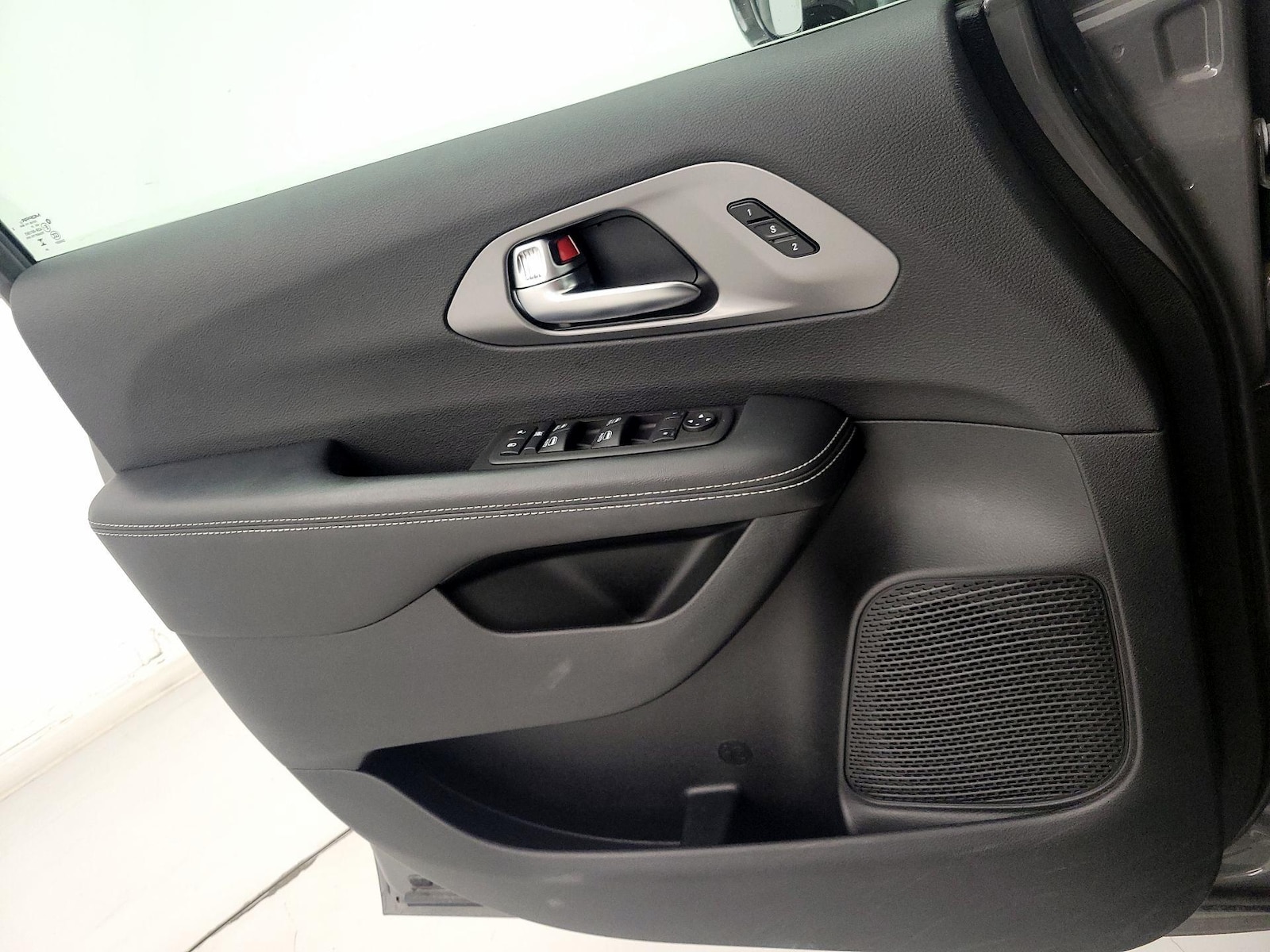 2025 Chrysler Pacifica Select - Photo 13