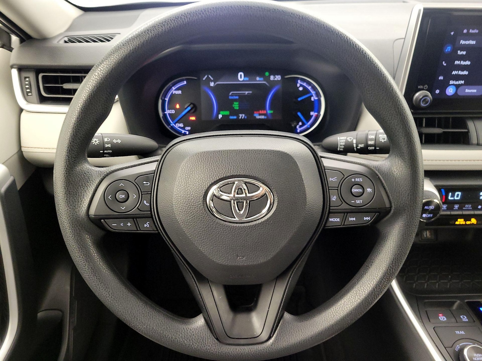 2025 Toyota RAV4 XLE - Photo 11