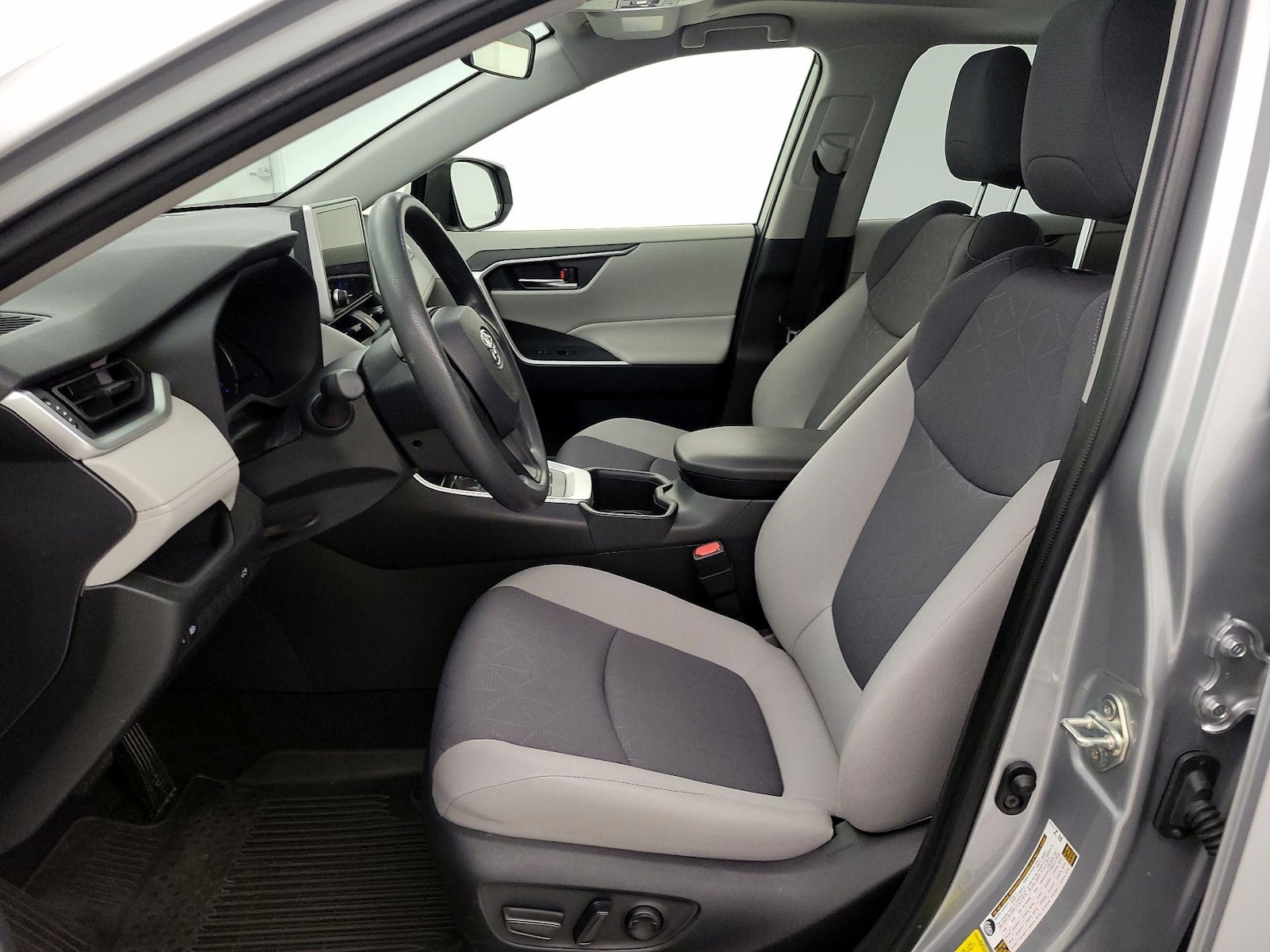 2025 Toyota RAV4 XLE - Photo 12
