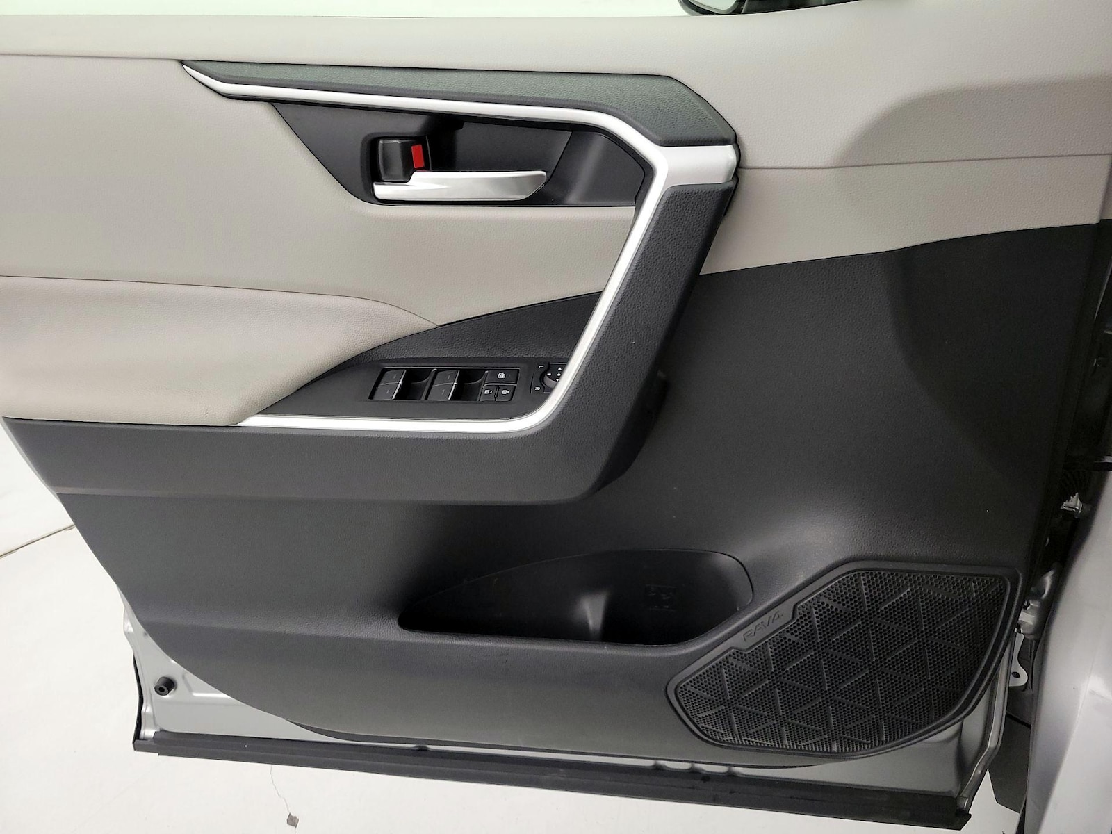 2025 Toyota RAV4 XLE - Photo 13