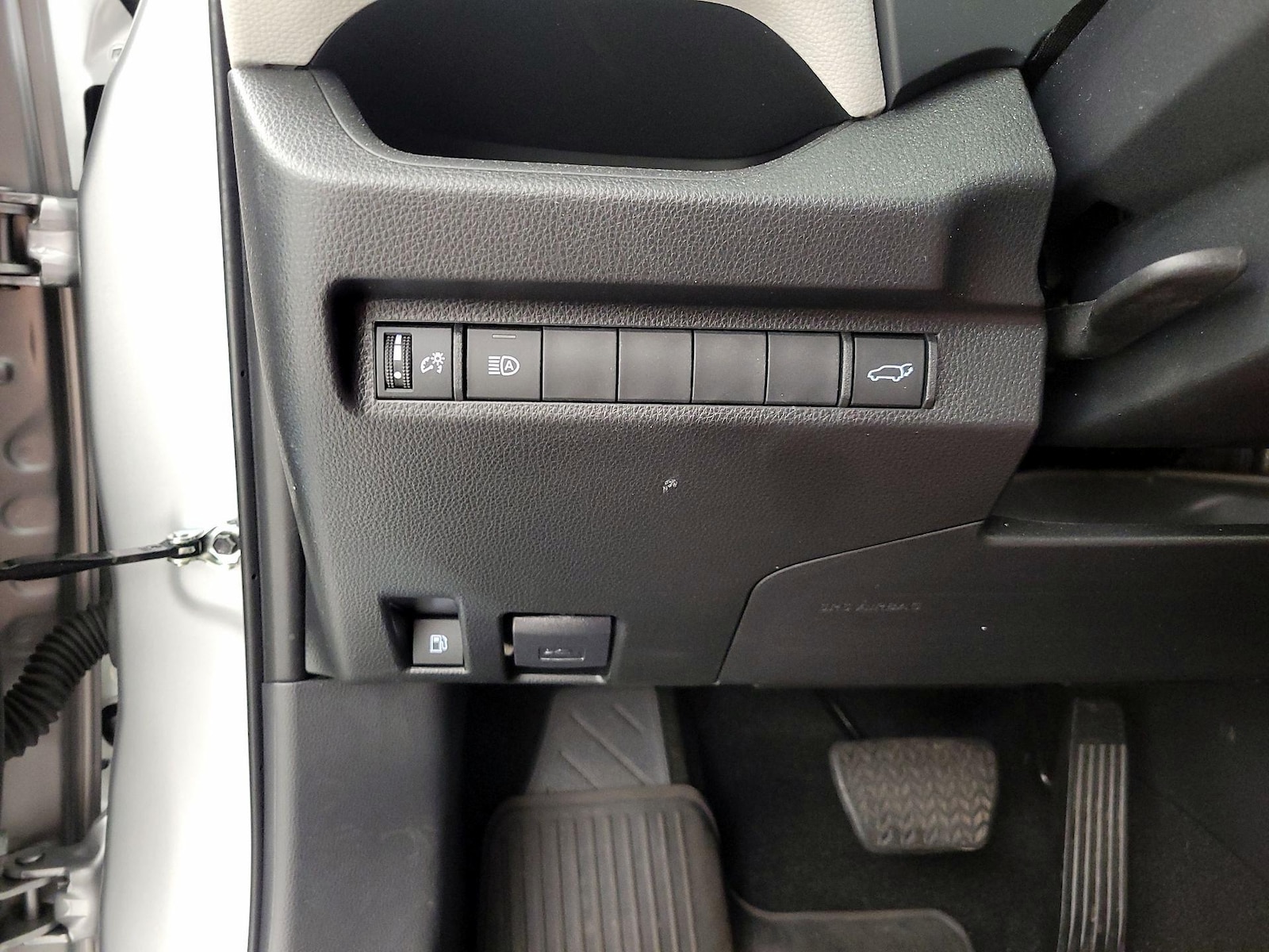 2025 Toyota RAV4 XLE - Photo 14