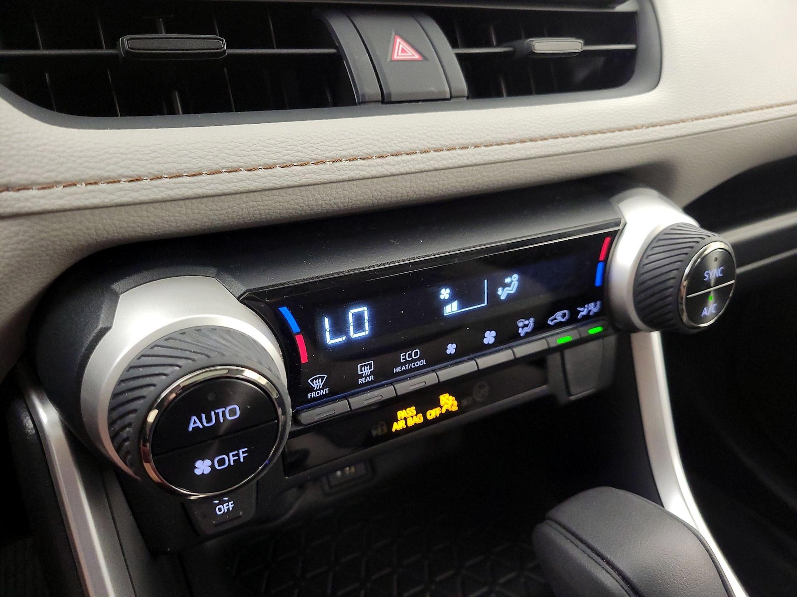2025 Toyota RAV4 XLE - Photo 17