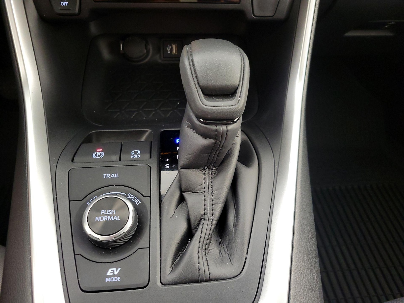 2025 Toyota RAV4 XLE - Photo 18