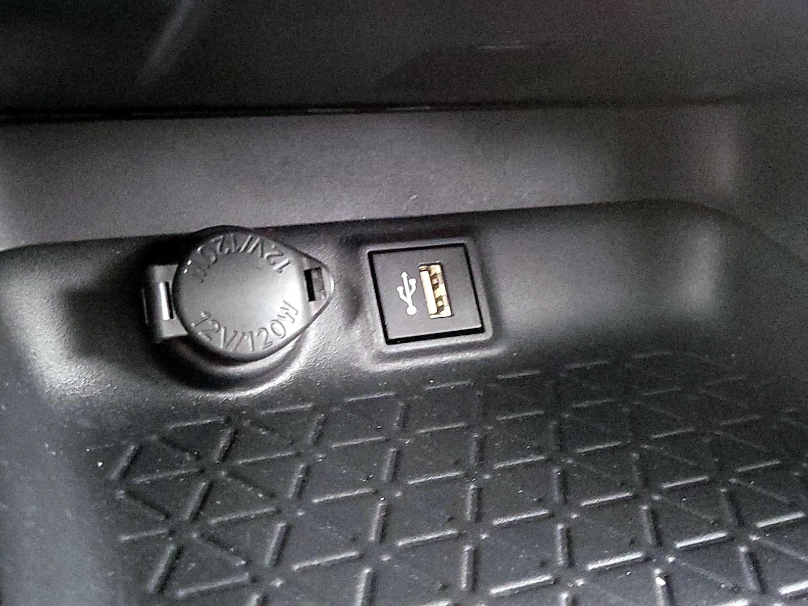 2025 Toyota RAV4 XLE - Photo 19