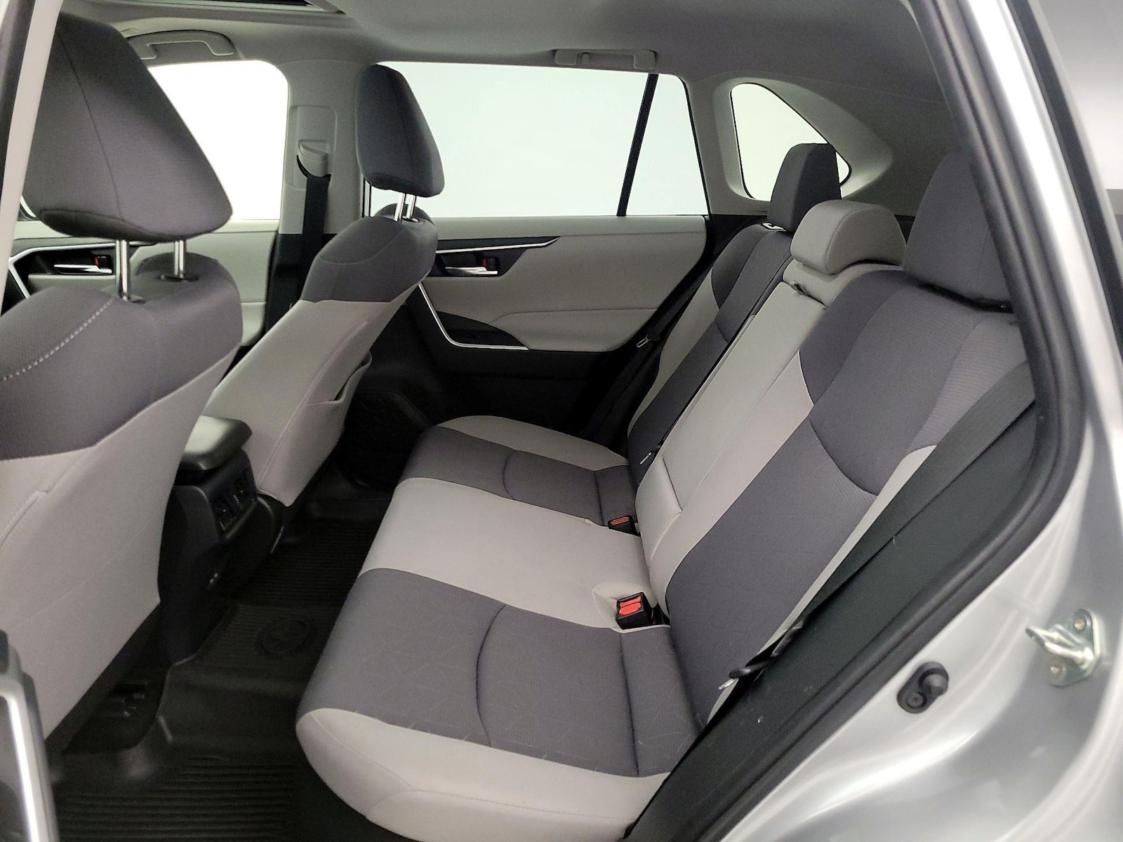 2025 Toyota RAV4 XLE - Photo 21