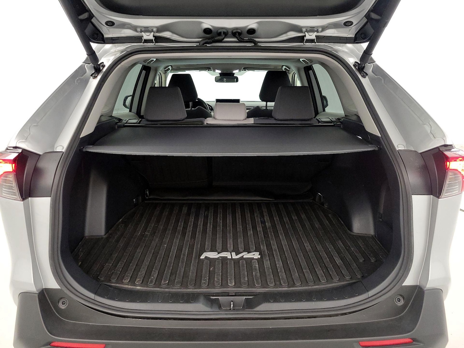 2025 Toyota RAV4 XLE - Photo 22