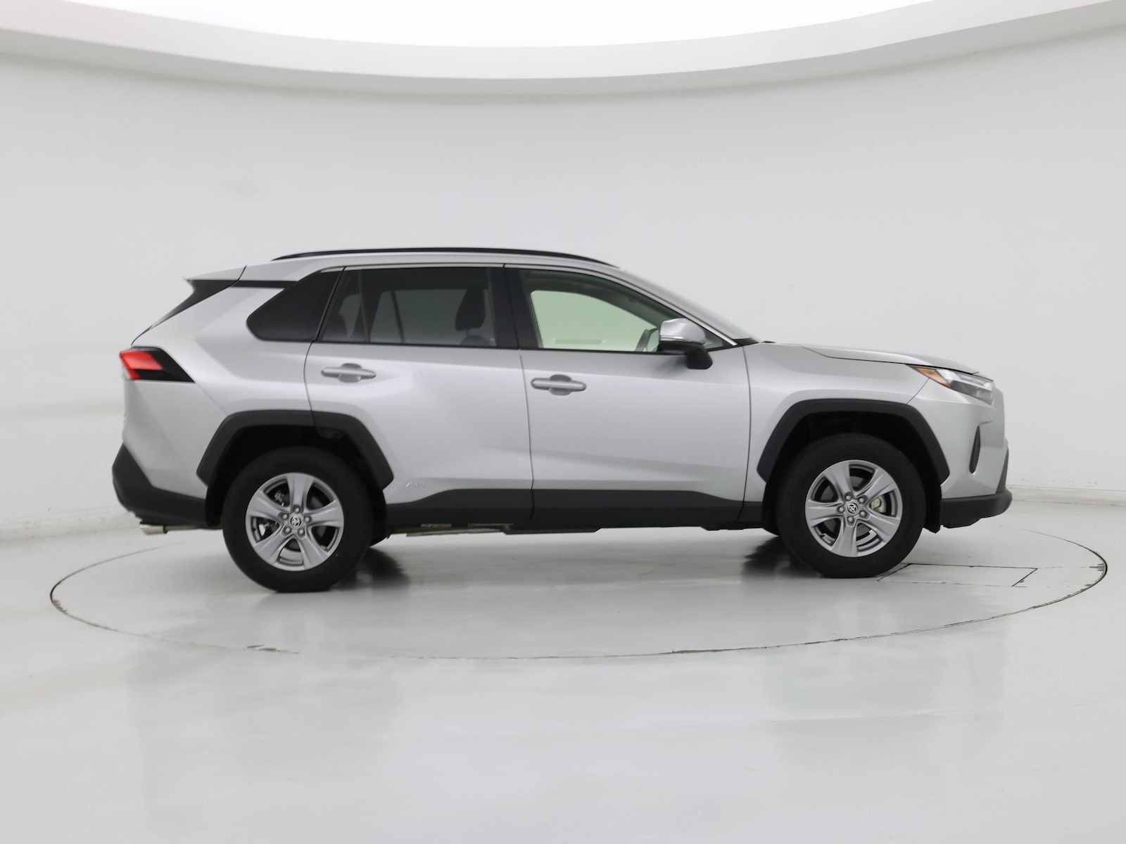 2025 Toyota RAV4 XLE - Photo 8