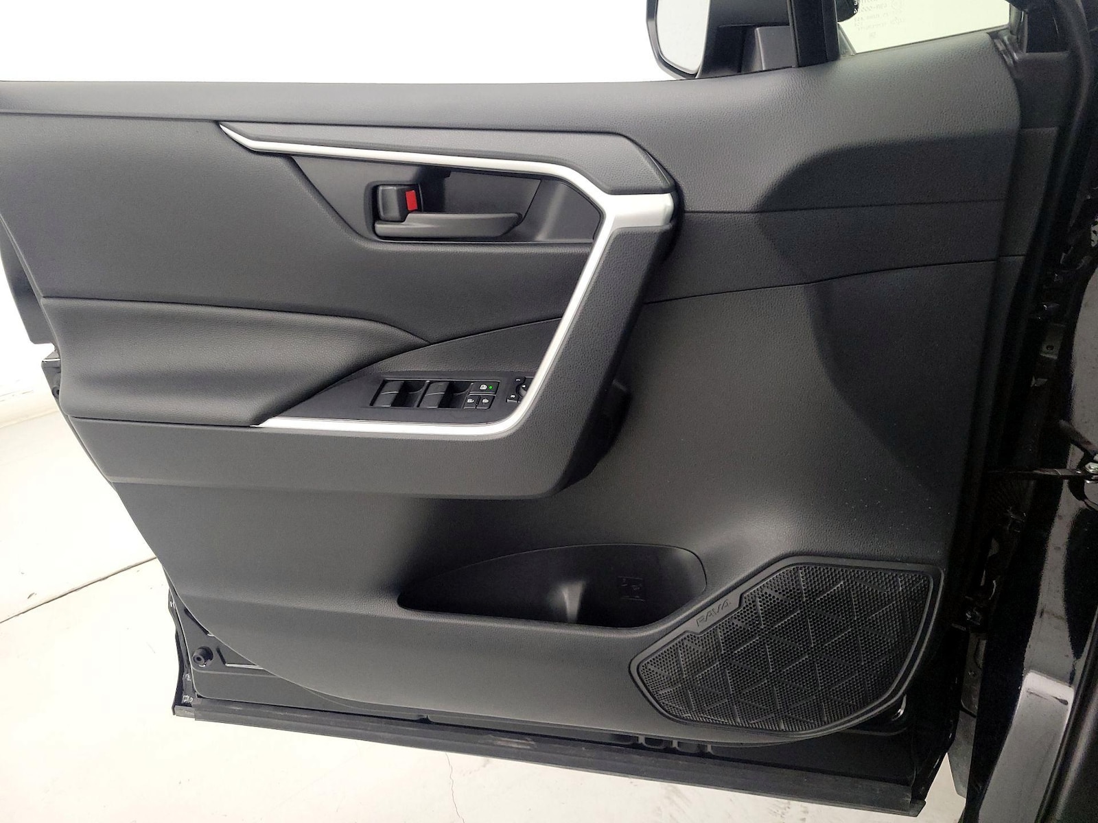 2025 Toyota RAV4 LE - Photo 13