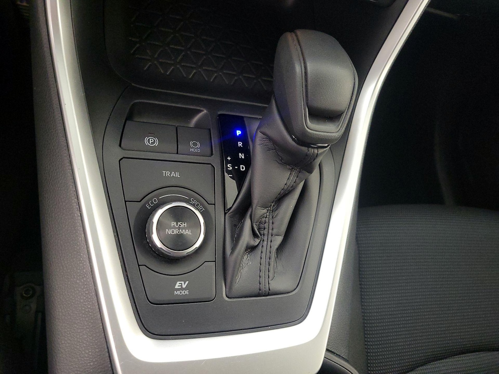 2025 Toyota RAV4 LE - Photo 18