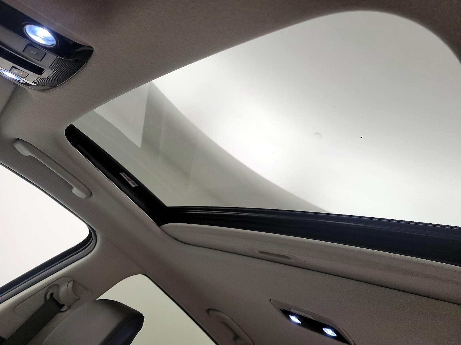 Sunroof(s) & Overhead Airbags