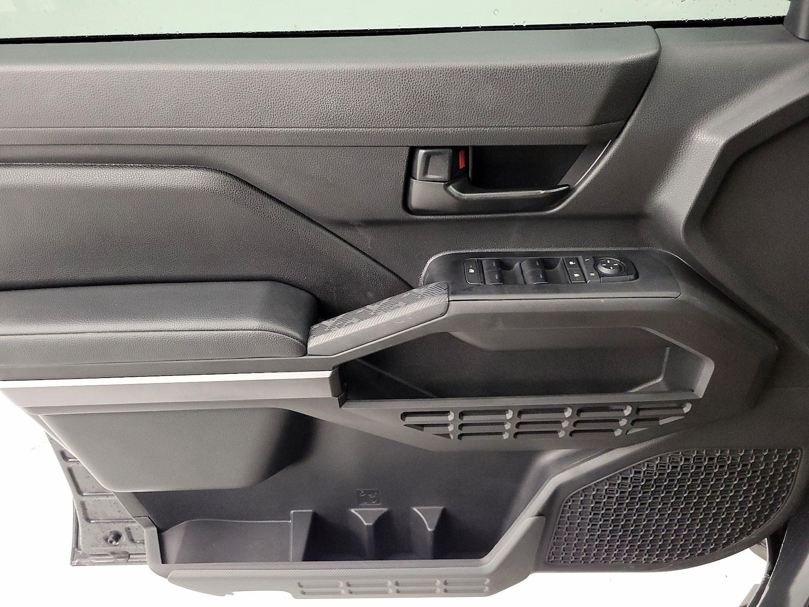 2025 Toyota Tacoma SR5 - Photo 13