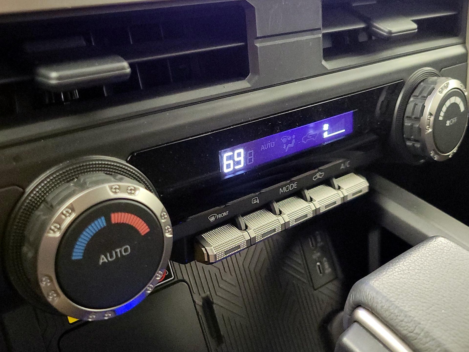 2025 Toyota Tacoma SR5 - Photo 17