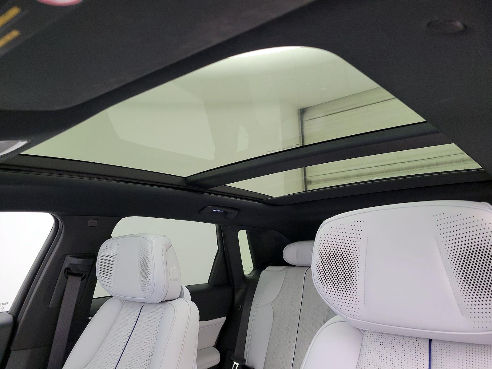 Panoramic Sunroof & Skylight(s)