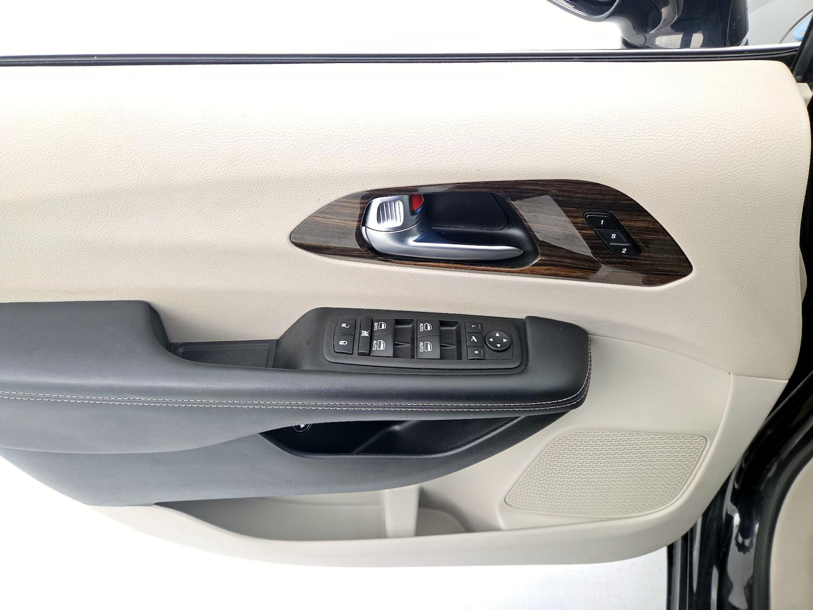 2023 Chrysler Pacifica Hybrid Limited - Photo 13