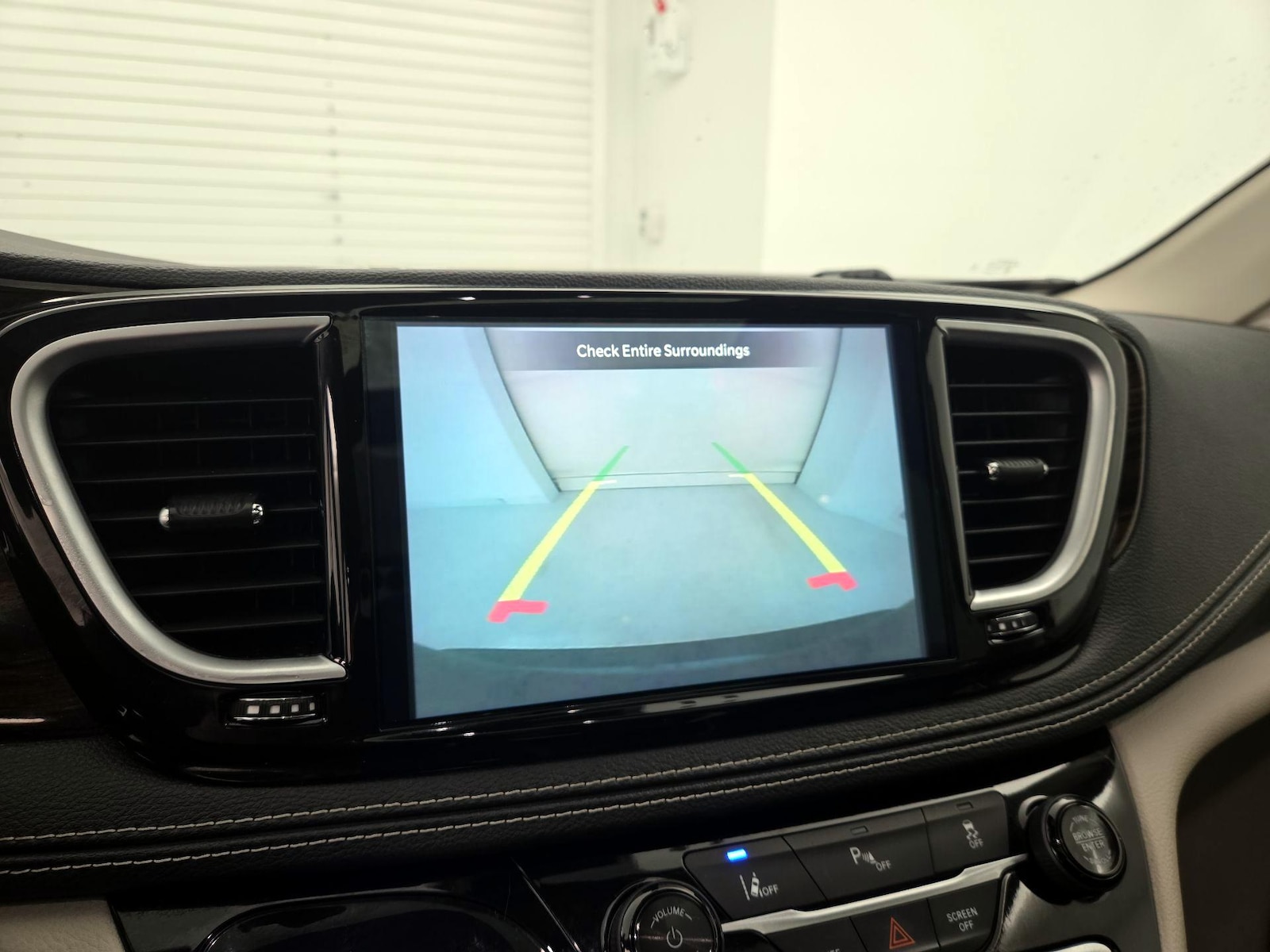 2023 Chrysler Pacifica Hybrid Limited - Photo 16