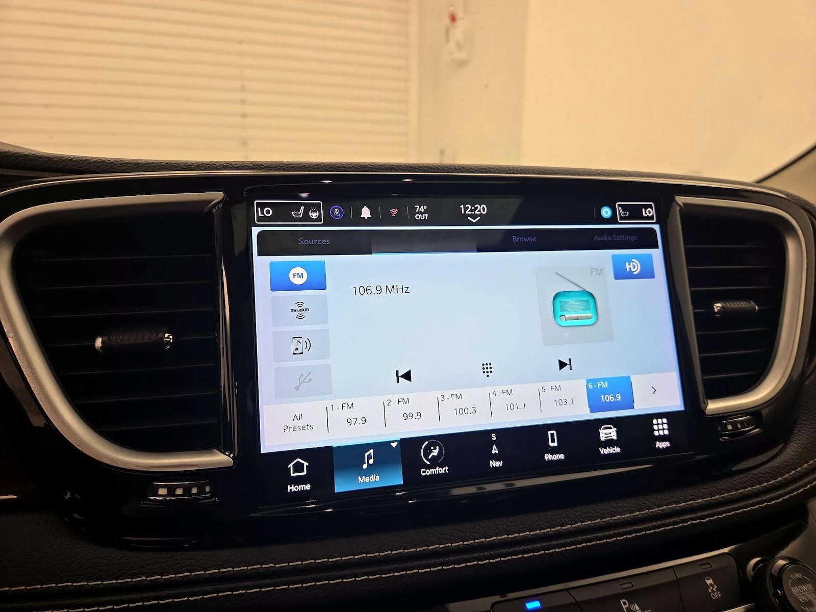 2023 Chrysler Pacifica Hybrid Limited - Photo 17