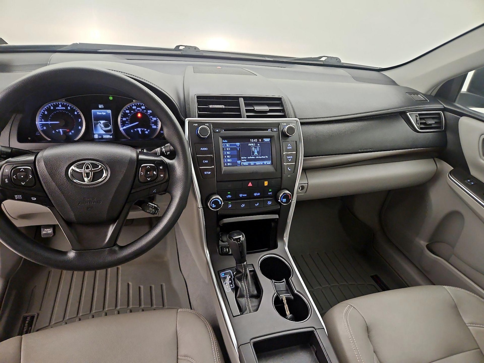 2017 Toyota Camry LE - Photo 10
