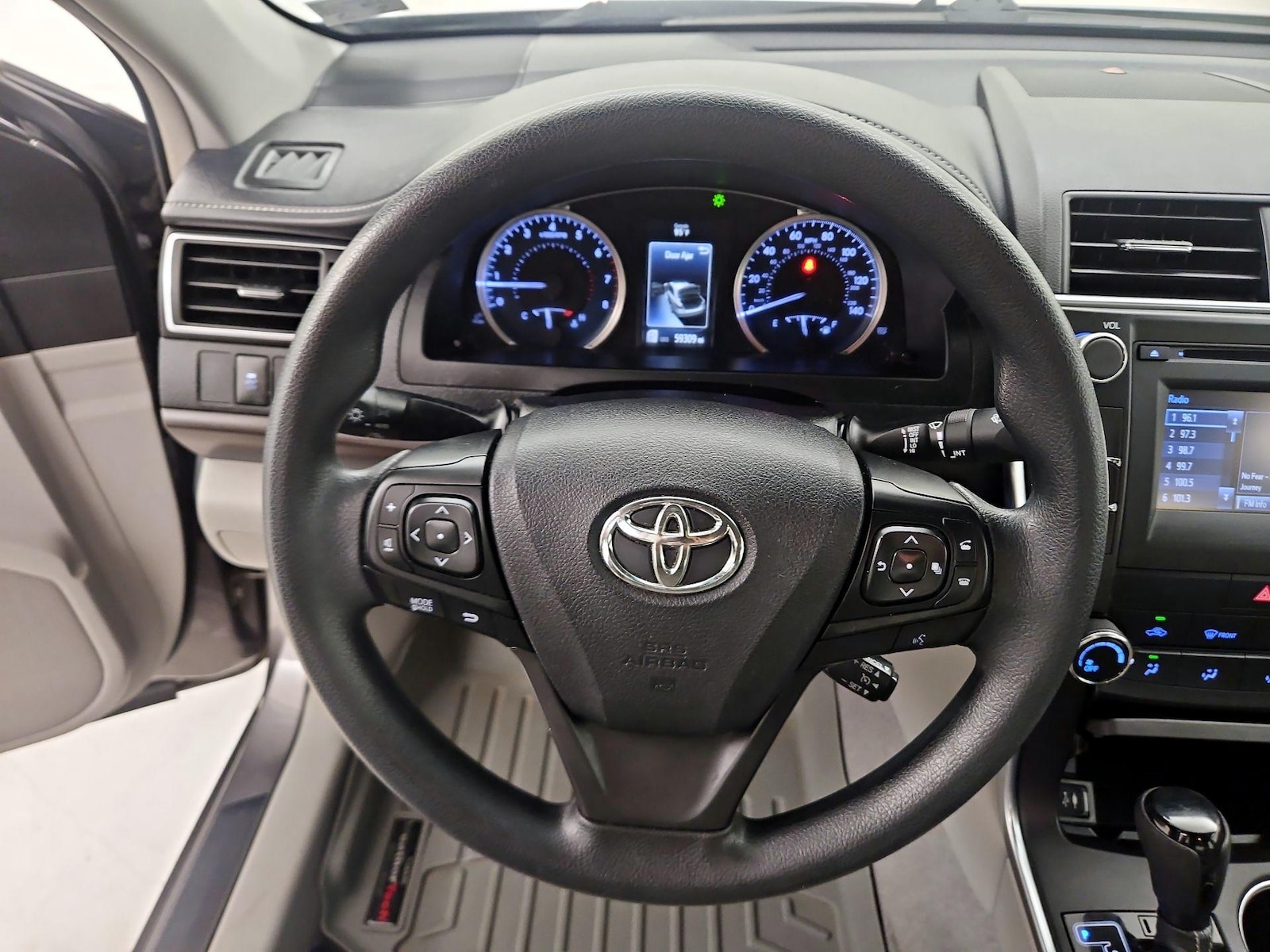 2017 Toyota Camry LE - Photo 11