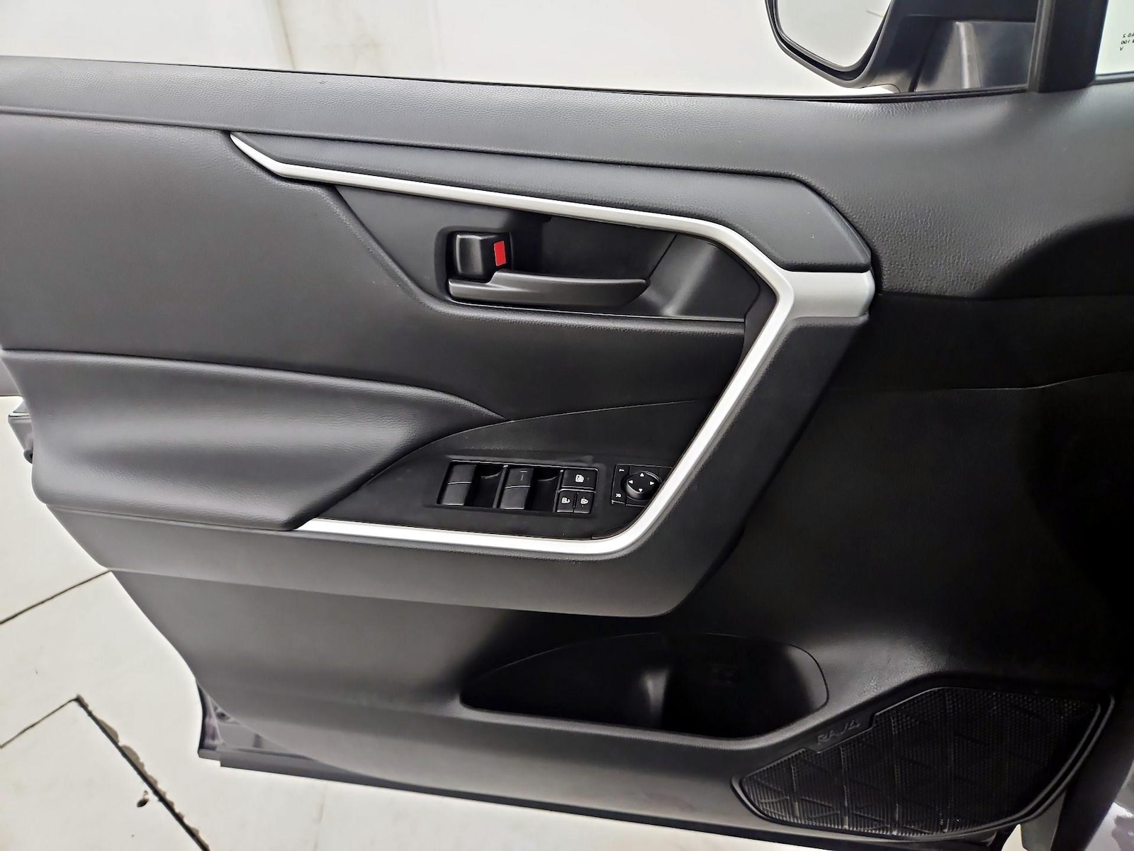 2025 Toyota RAV4 LE - Photo 13
