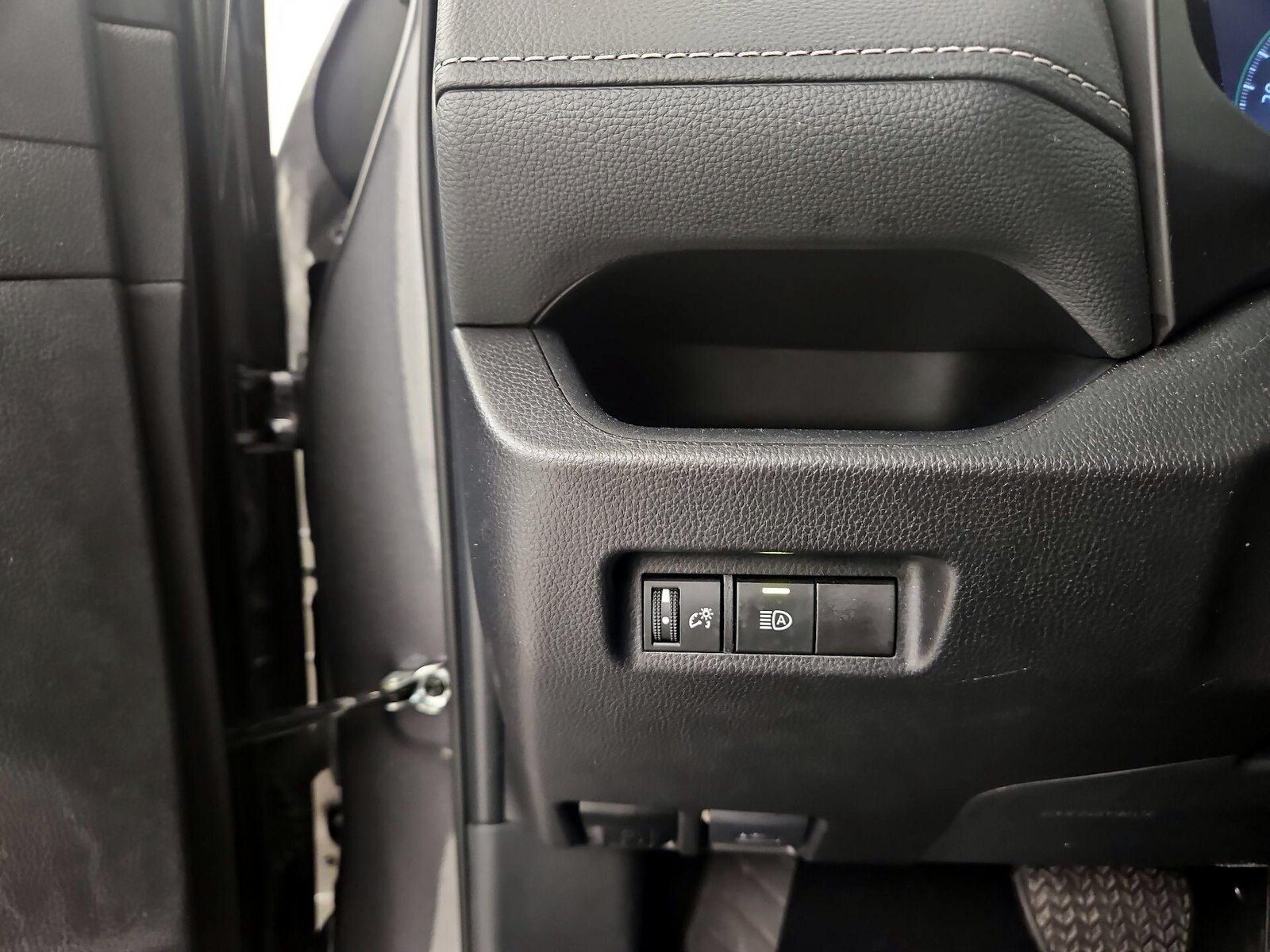 2025 Toyota RAV4 LE - Photo 14
