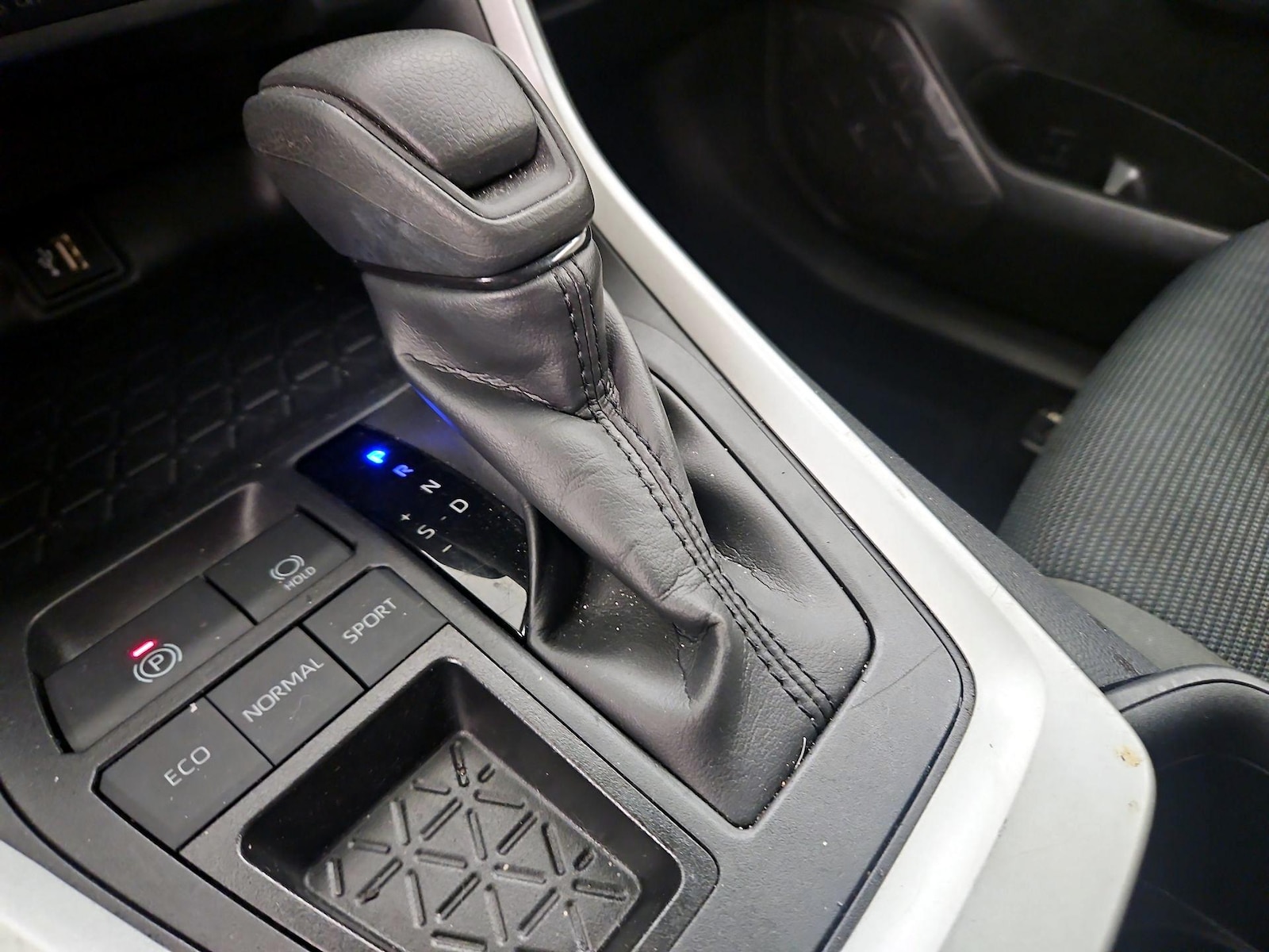 2025 Toyota RAV4 LE - Photo 18