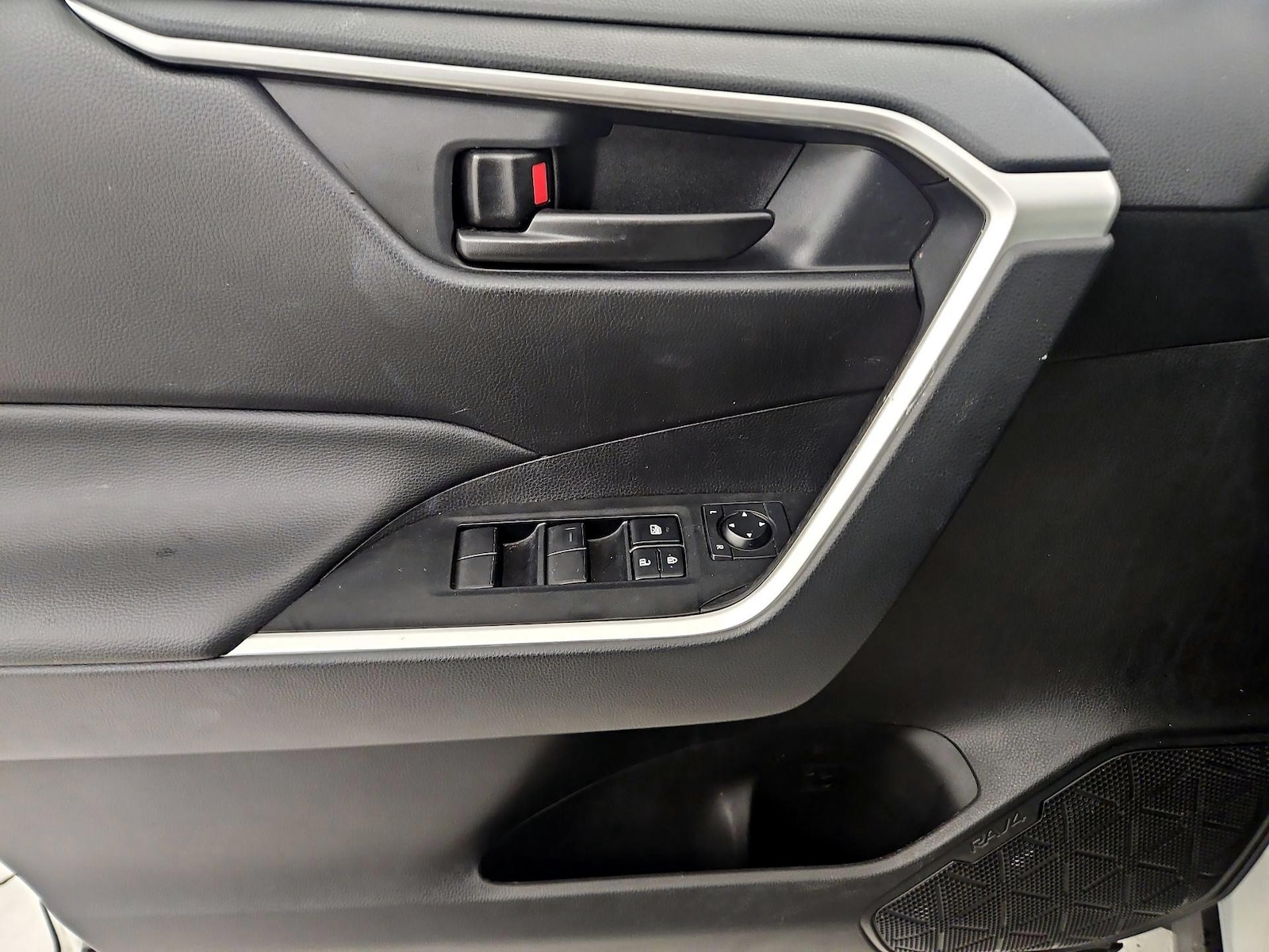2025 Toyota RAV4 LE - Photo 13