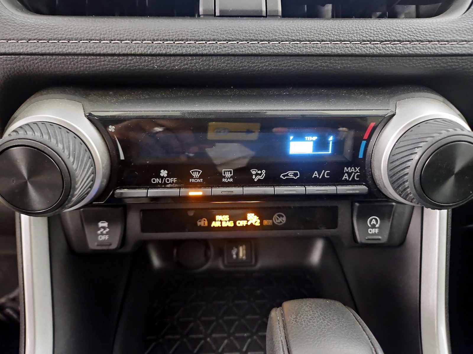 2025 Toyota RAV4 LE - Photo 17