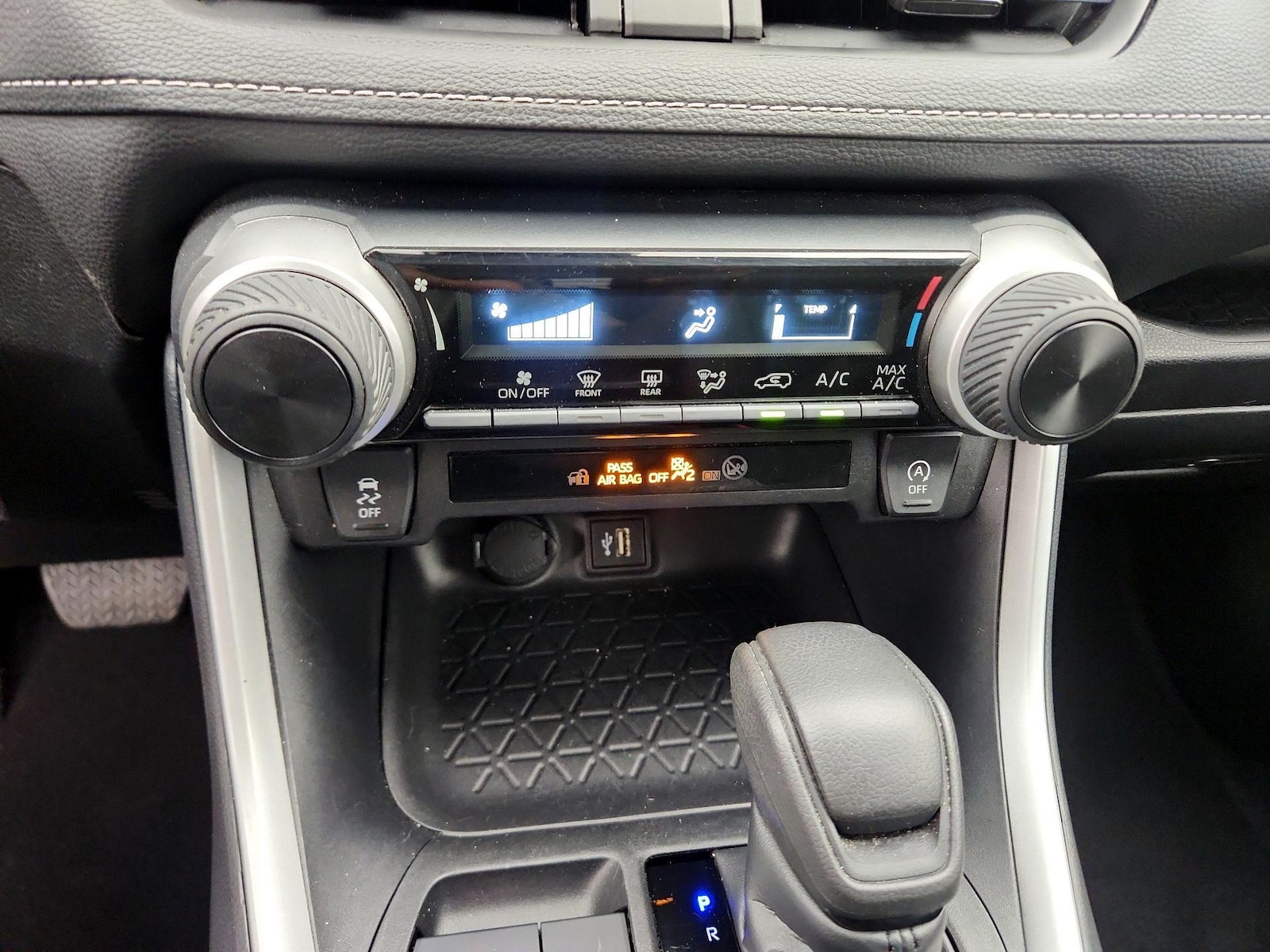 2025 Toyota RAV4 LE - Photo 17