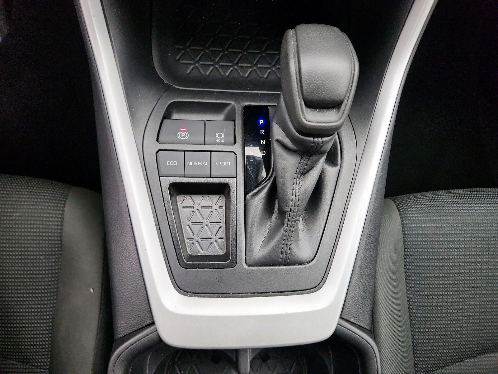 2025 Toyota RAV4 LE - Photo 18
