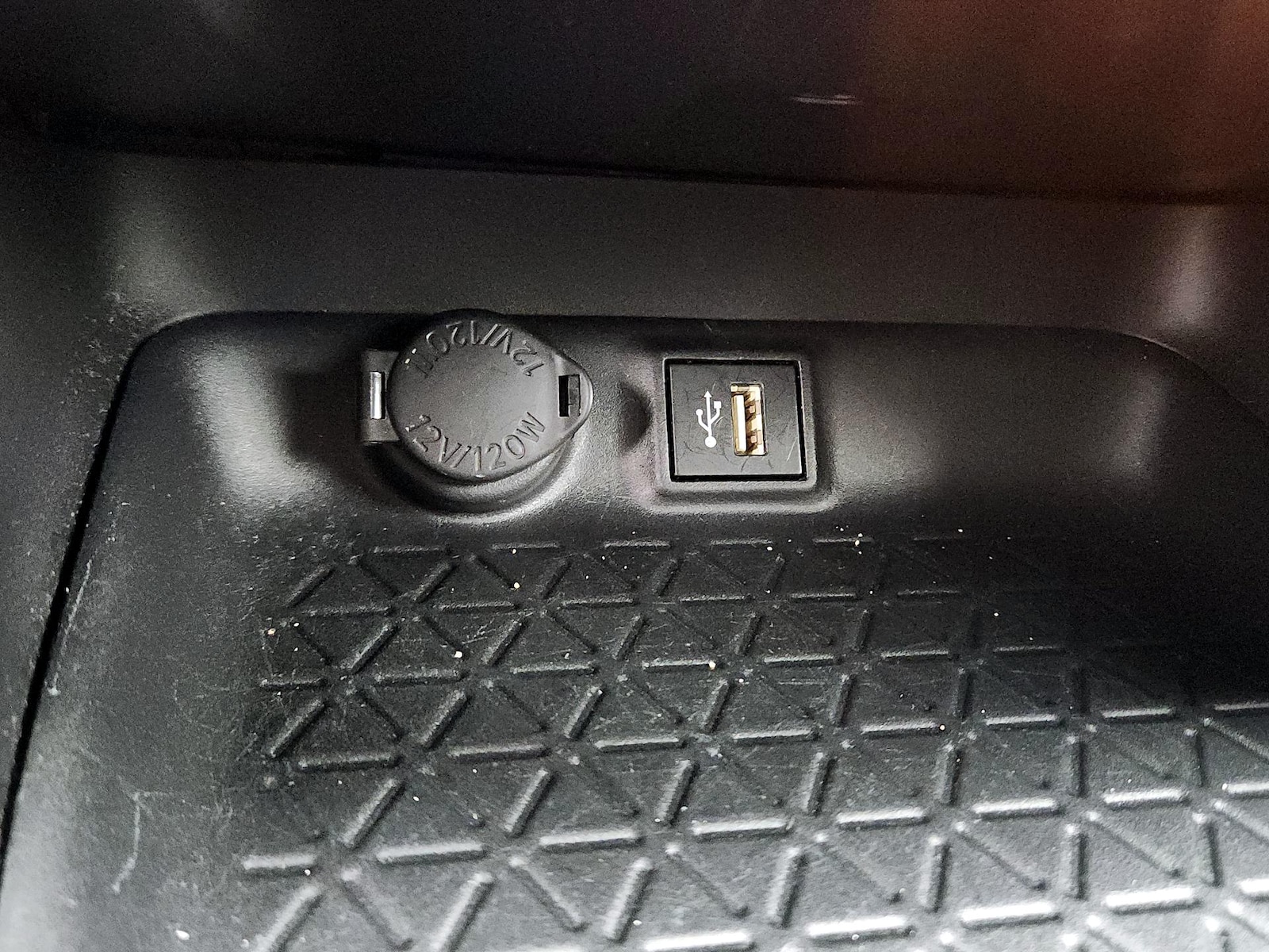 2025 Toyota RAV4 LE - Photo 19