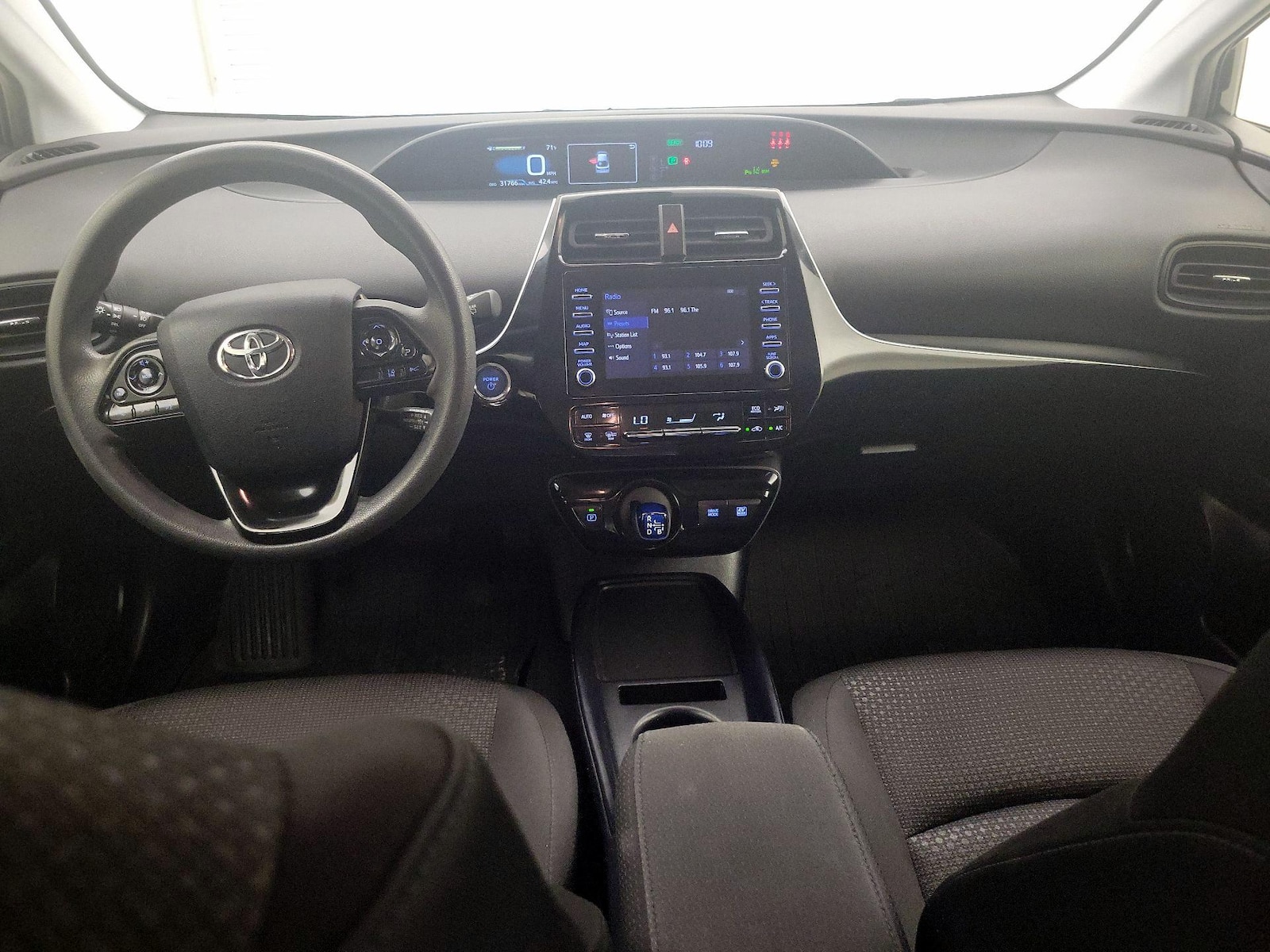 2020 Toyota Prius LE - Photo 10