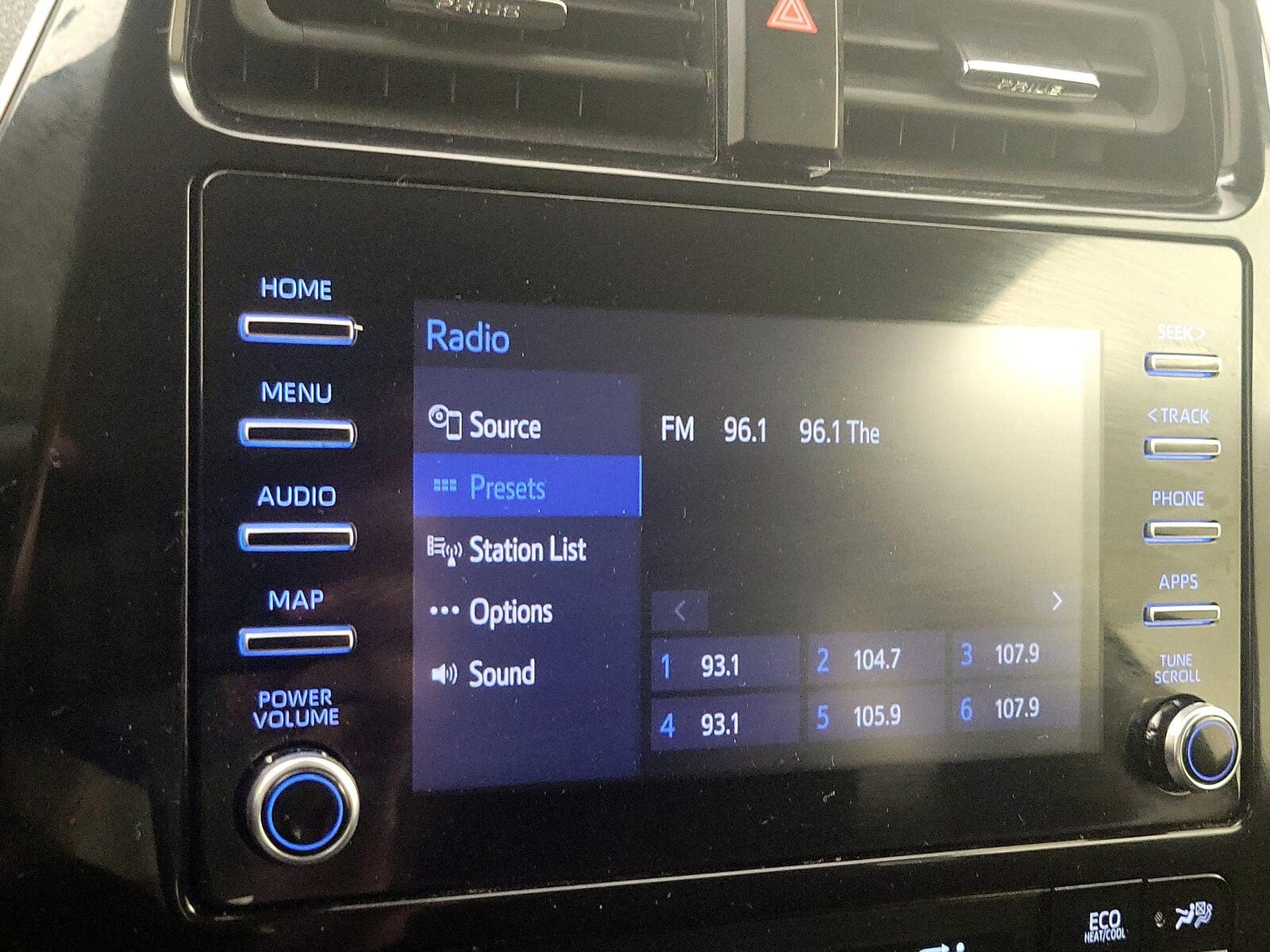 2020 Toyota Prius LE - Photo 16