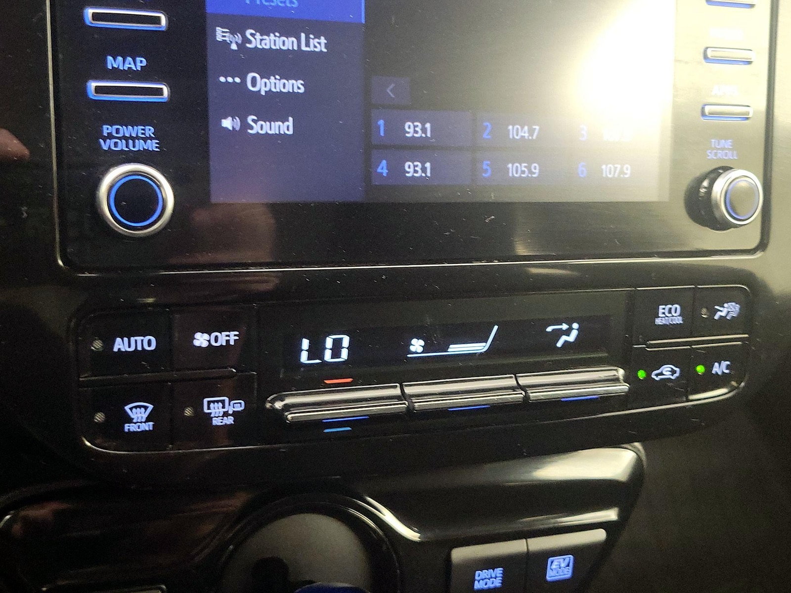 2020 Toyota Prius LE - Photo 17