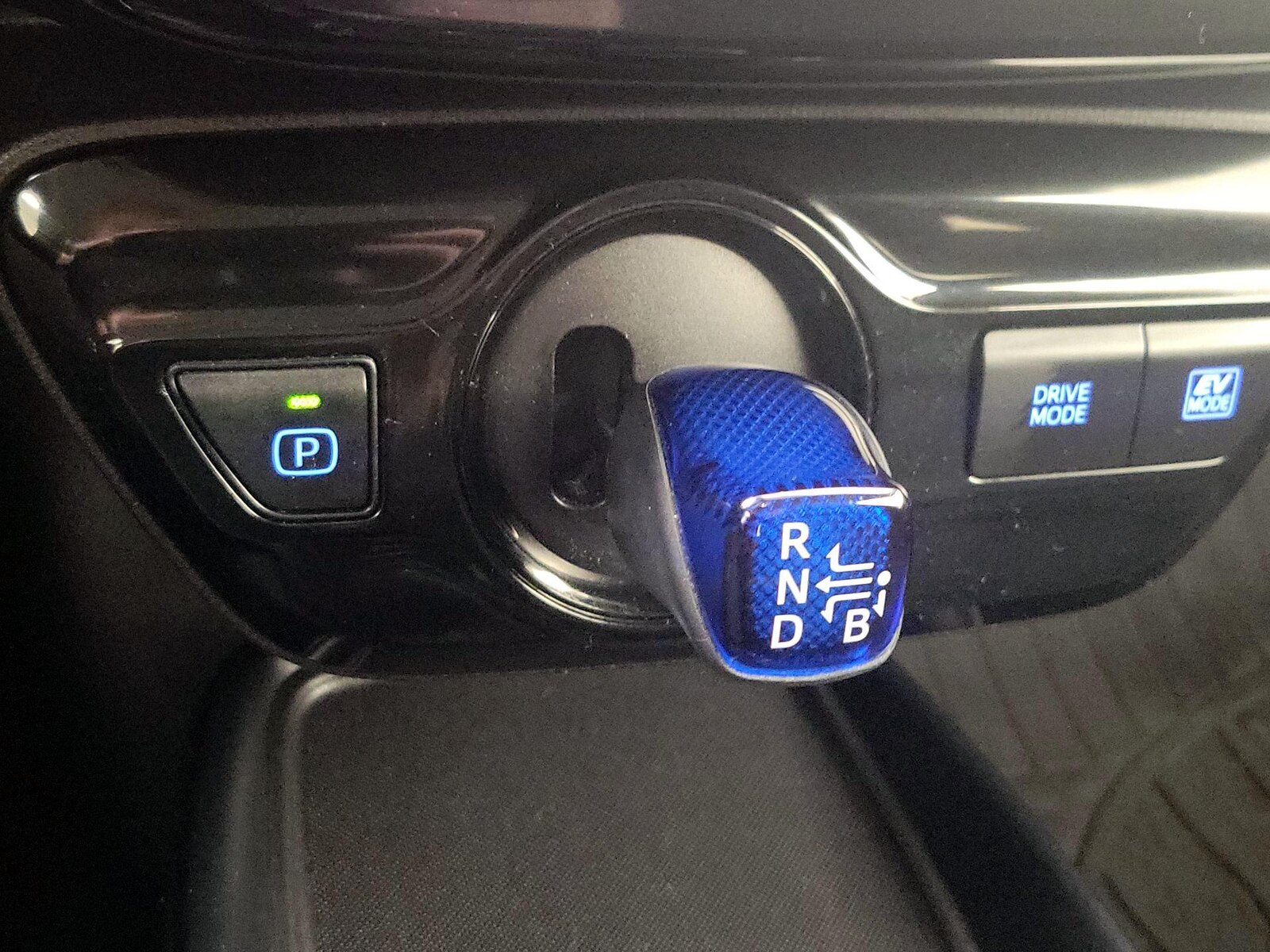 2020 Toyota Prius LE - Photo 18