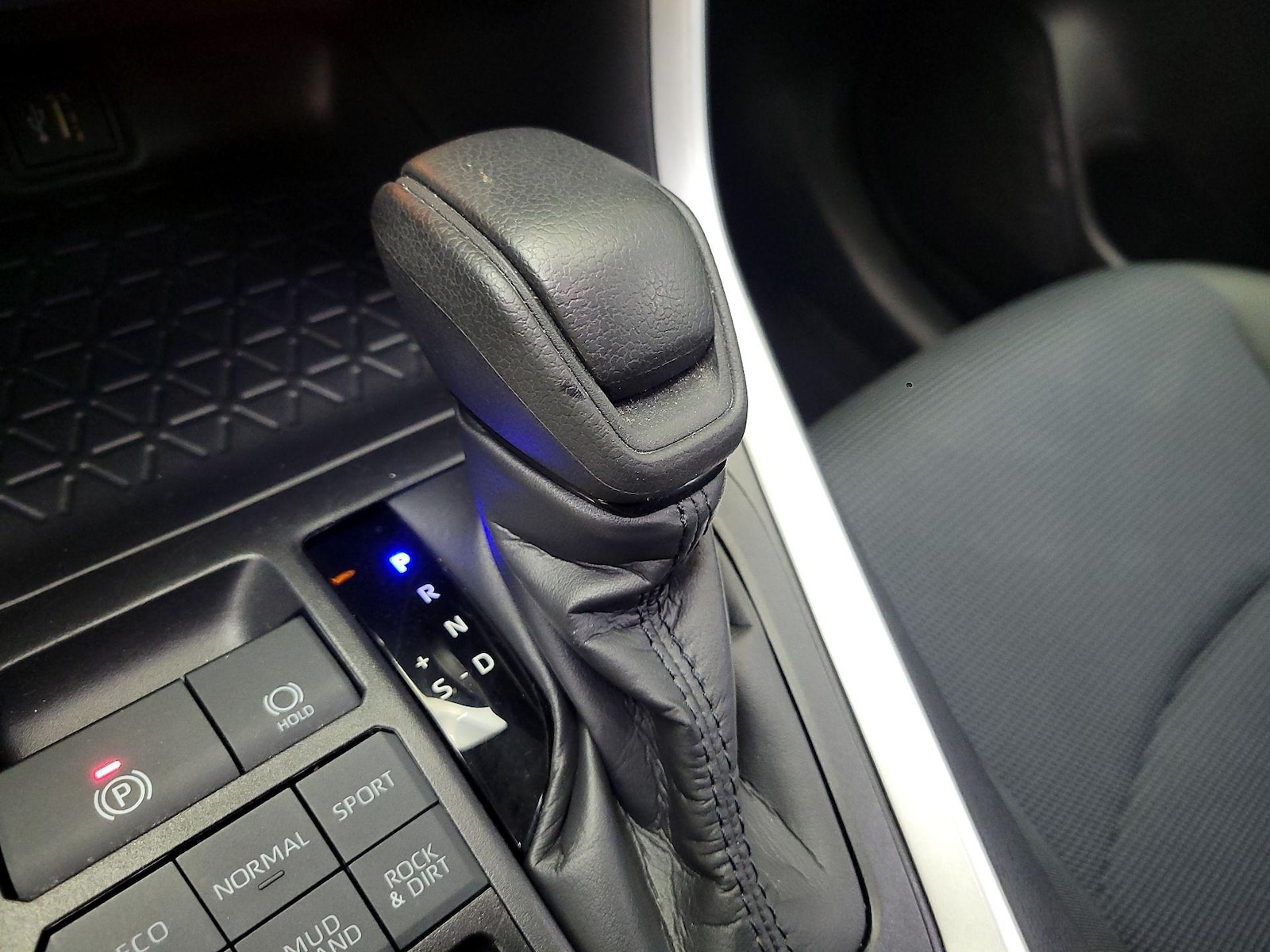 2025 Toyota RAV4 LE - Photo 17
