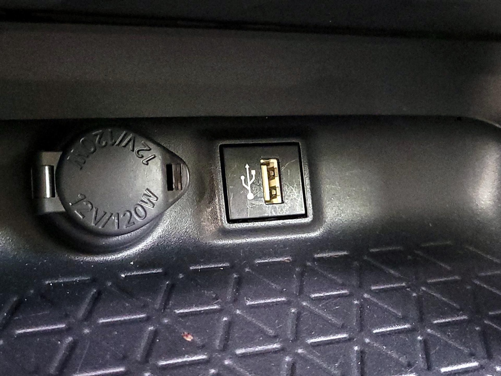 2025 Toyota RAV4 LE - Photo 18