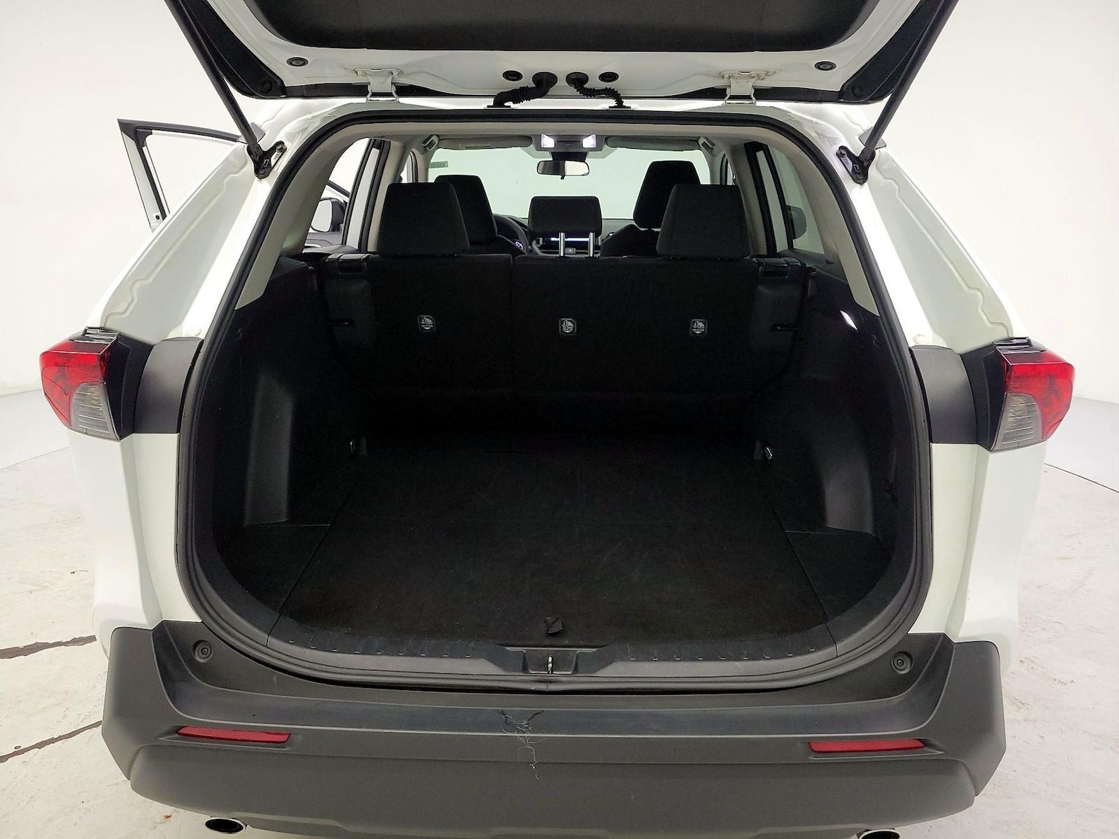 2025 Toyota RAV4 LE - Photo 20