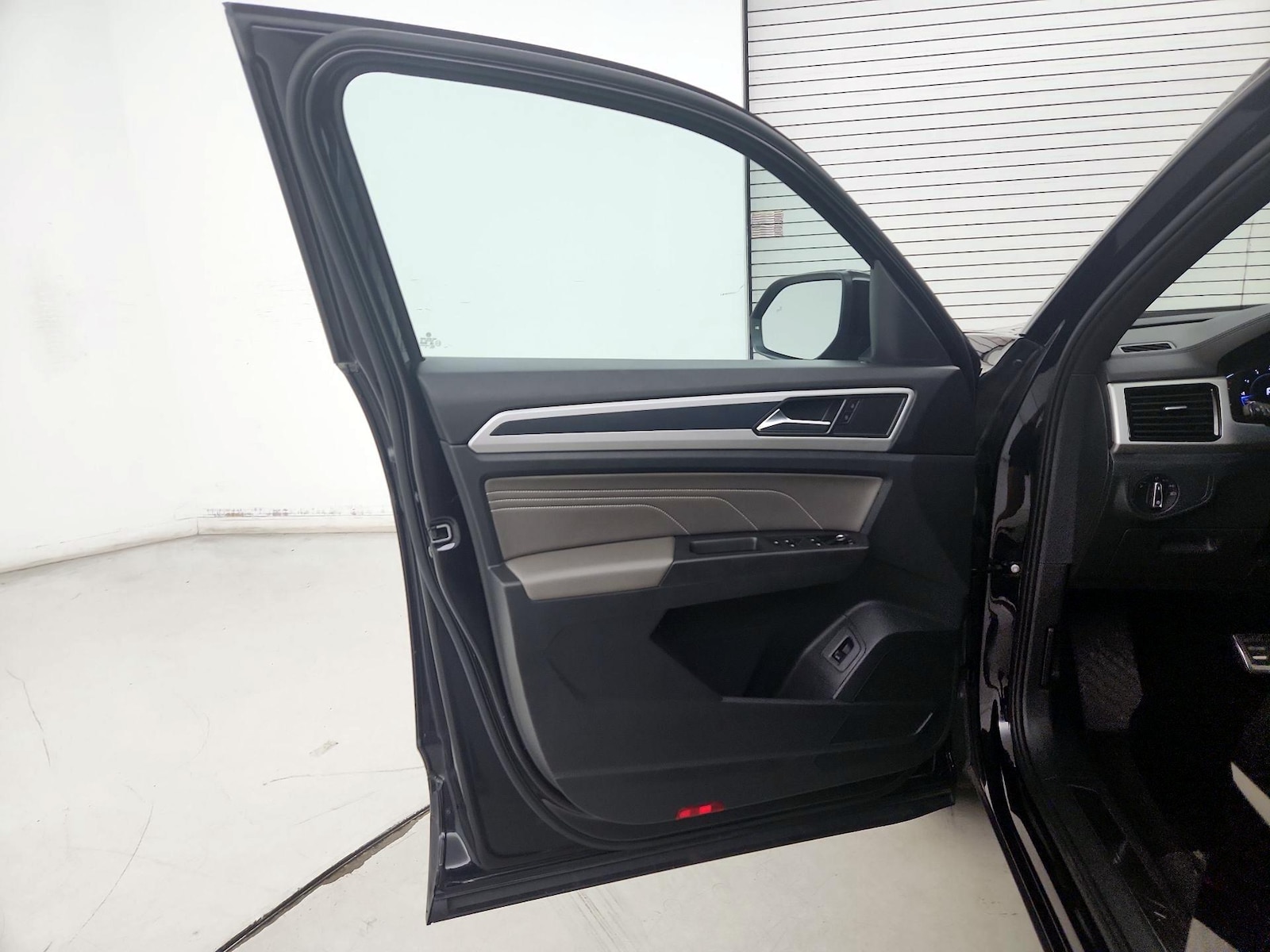 2023 Volkswagen Atlas Cross Sport SEL R-Line Black - Photo 11