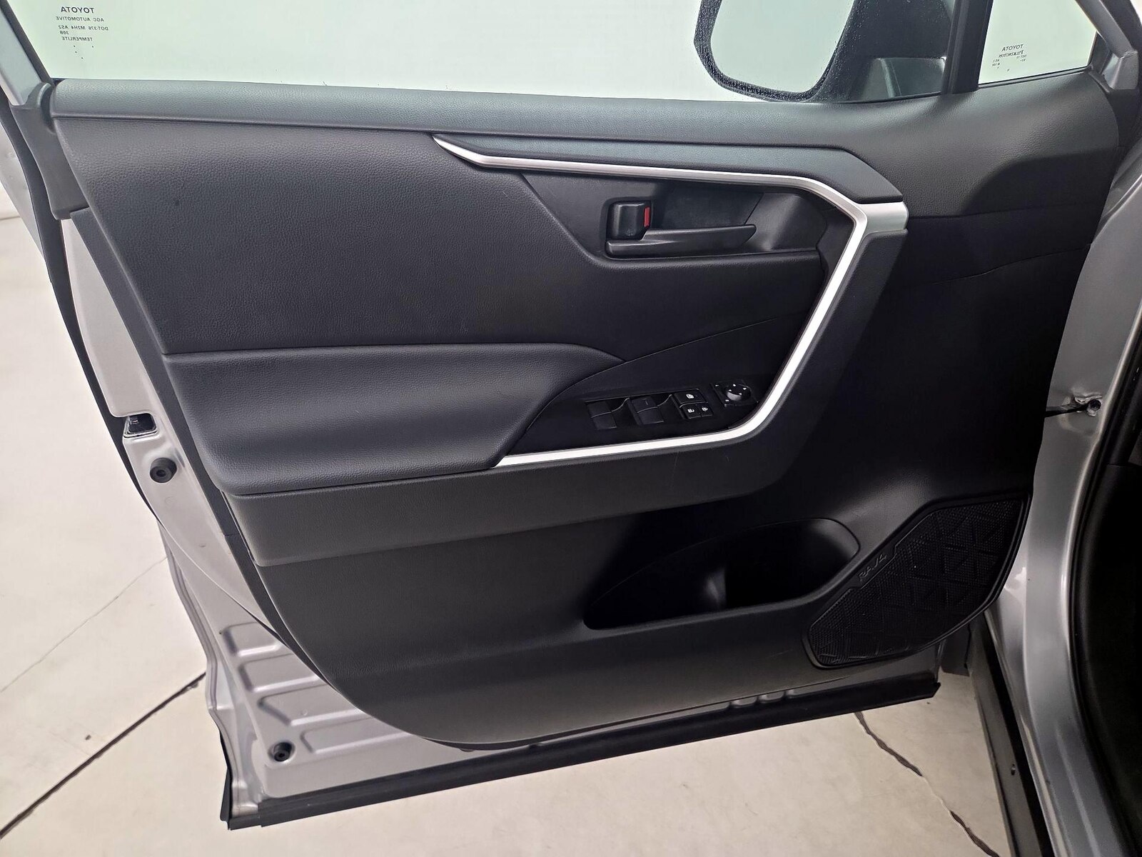 2025 Toyota RAV4 LE - Photo 13