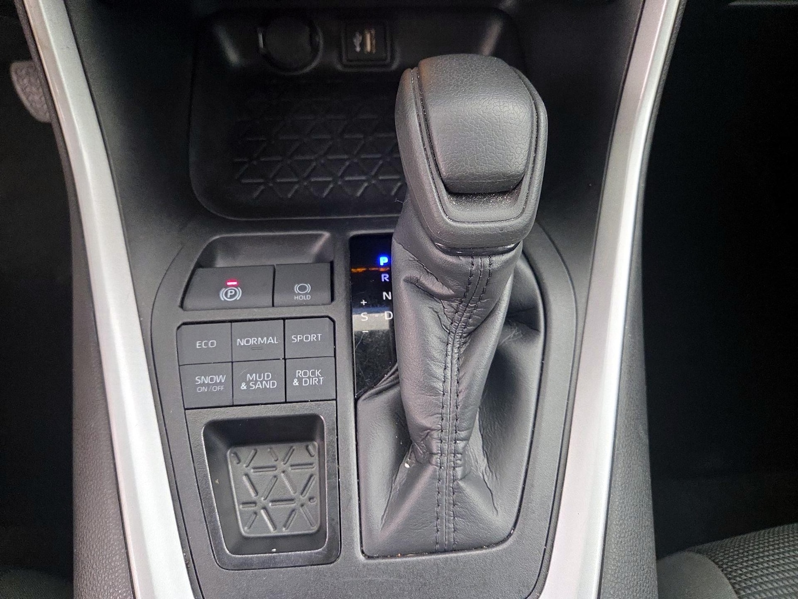 2025 Toyota RAV4 LE - Photo 18