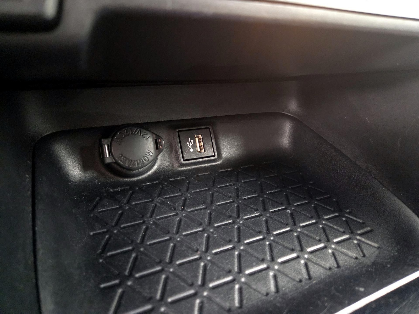 2025 Toyota RAV4 LE - Photo 19