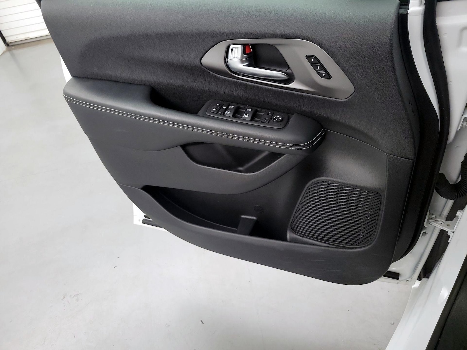2025 Chrysler Pacifica Select - Photo 11