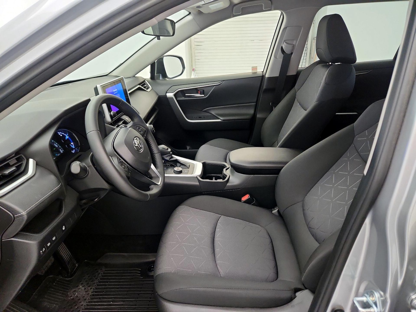 2025 Toyota RAV4 XLE - Photo 12