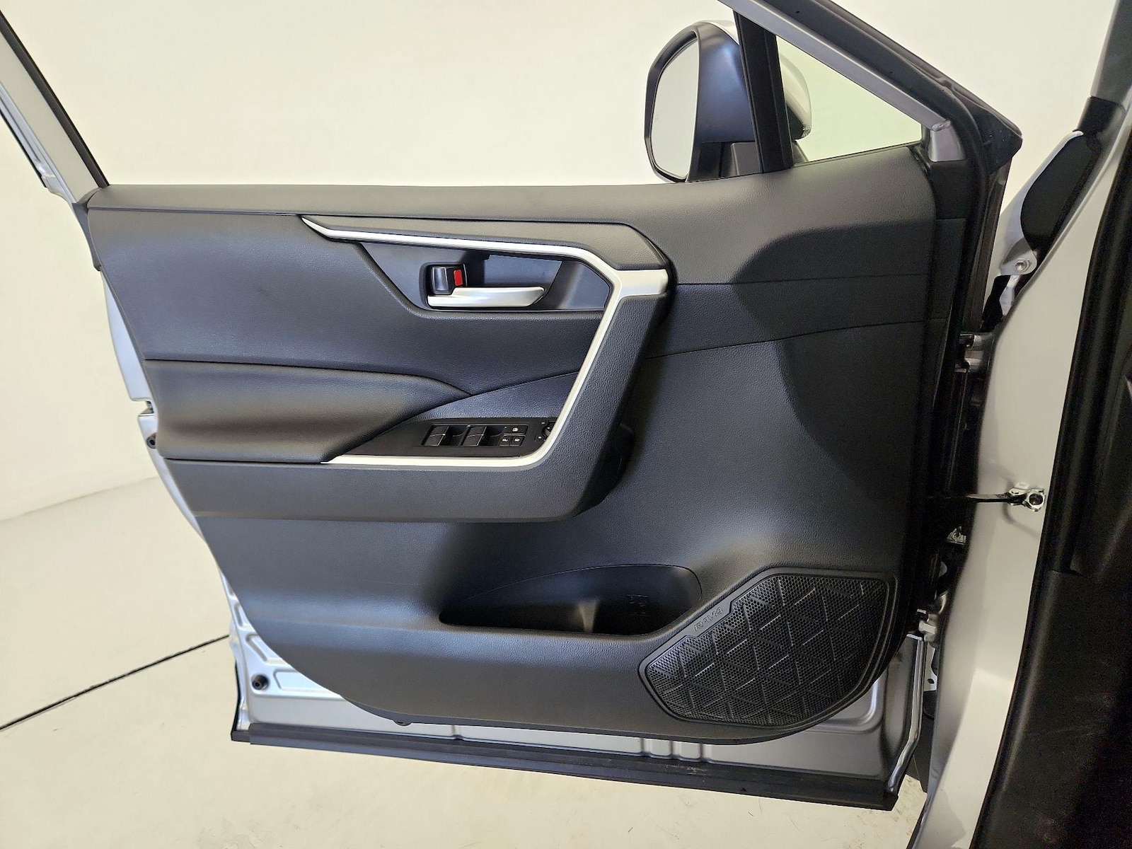 2025 Toyota RAV4 XLE - Photo 13