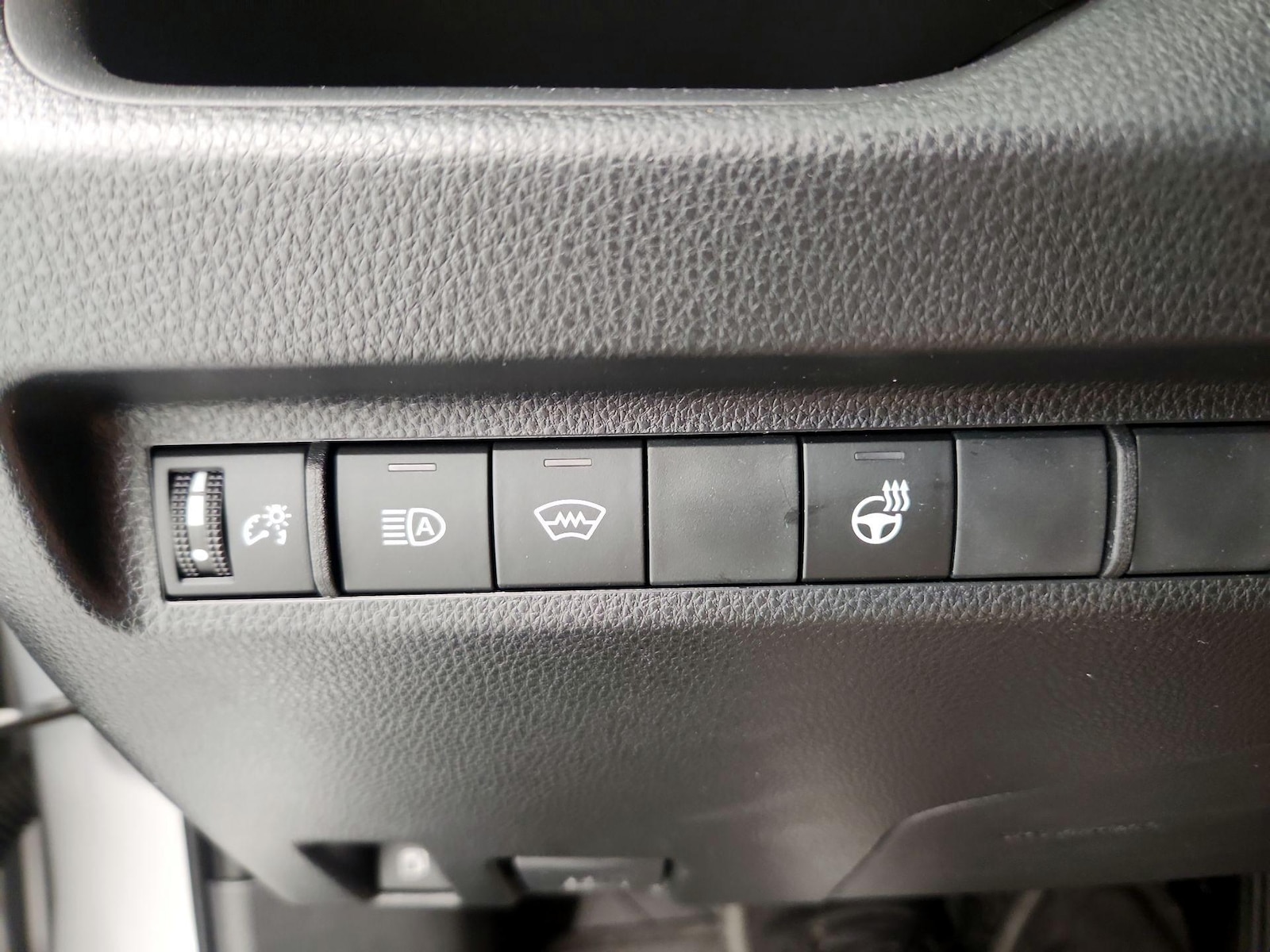 2025 Toyota RAV4 XLE - Photo 14