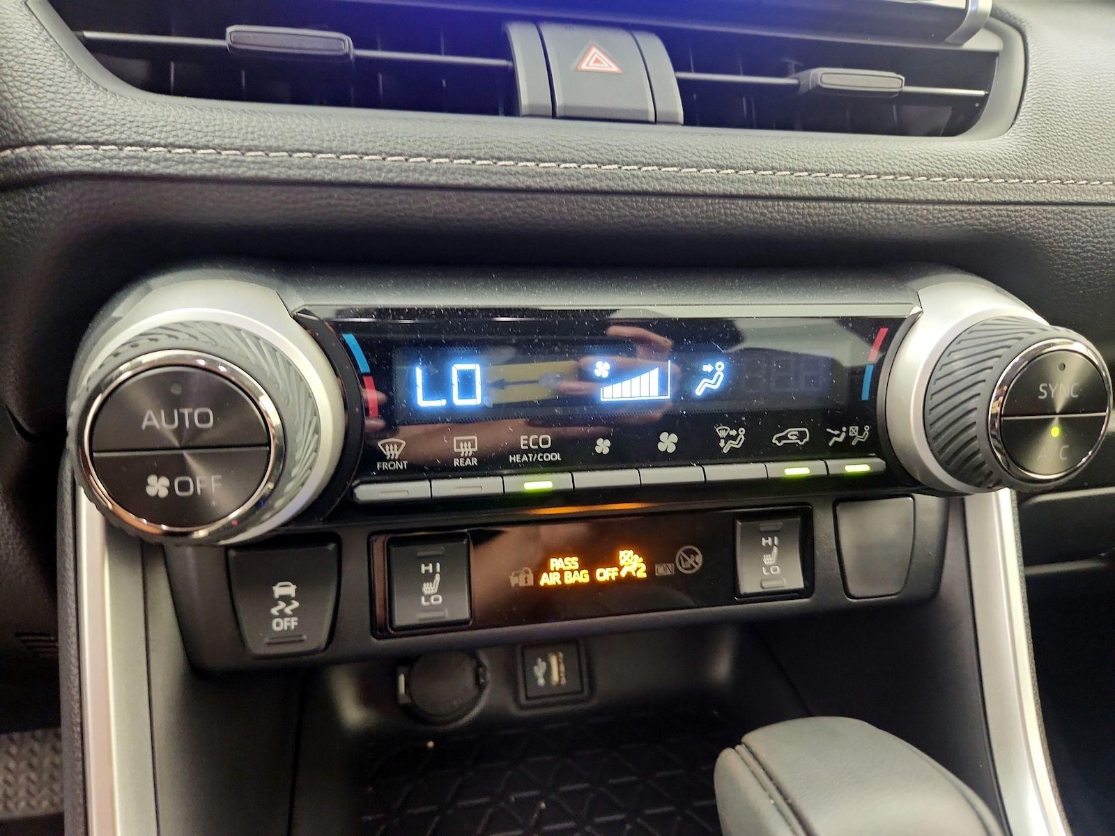 2025 Toyota RAV4 XLE - Photo 17