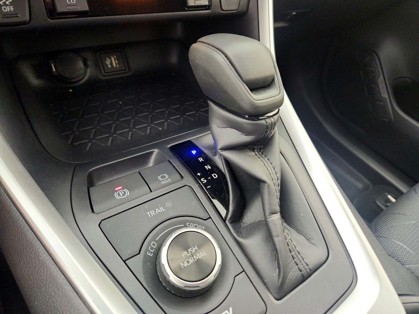 2025 Toyota RAV4 XLE - Photo 18