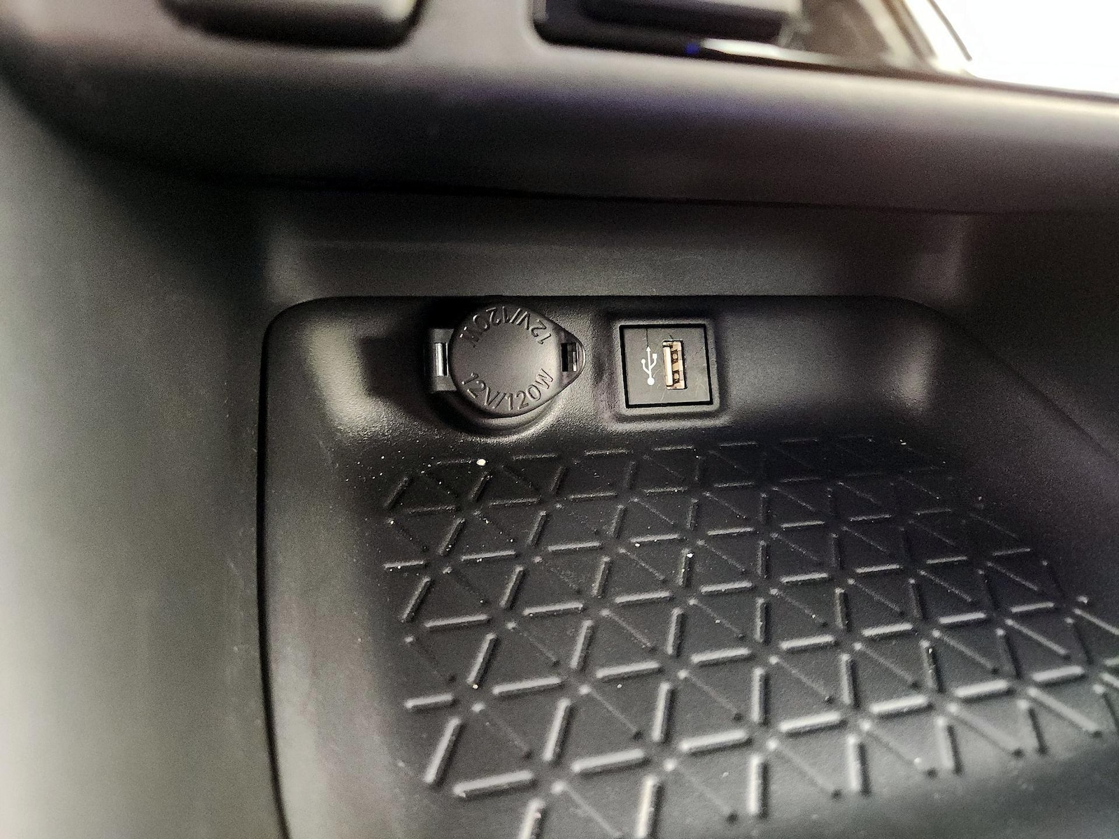 2025 Toyota RAV4 XLE - Photo 19