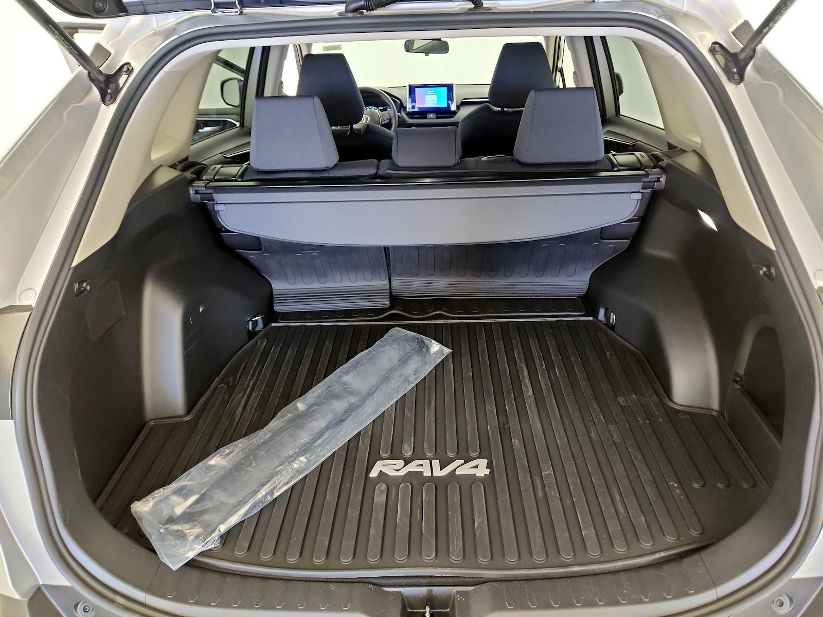 2025 Toyota RAV4 XLE - Photo 21
